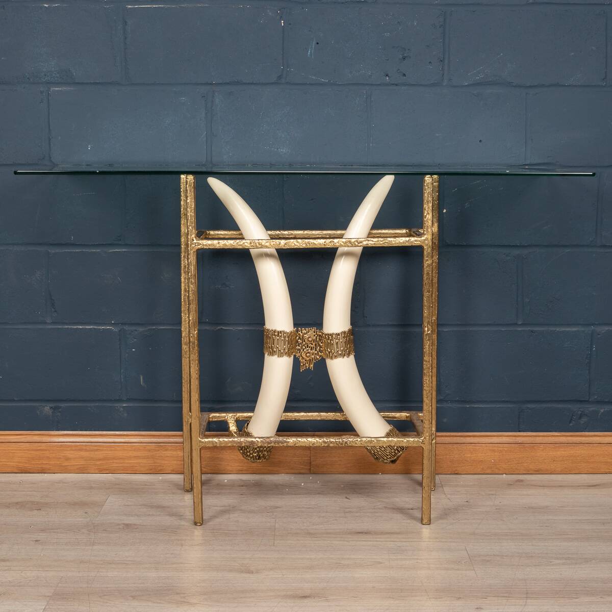 TABLE CONSOLE EN RÉSINE AVEC TUSKS FRANÇAISE INHABITUELLE DES ANNÉES 1970, HENRI FERNANDEZ c.1970
