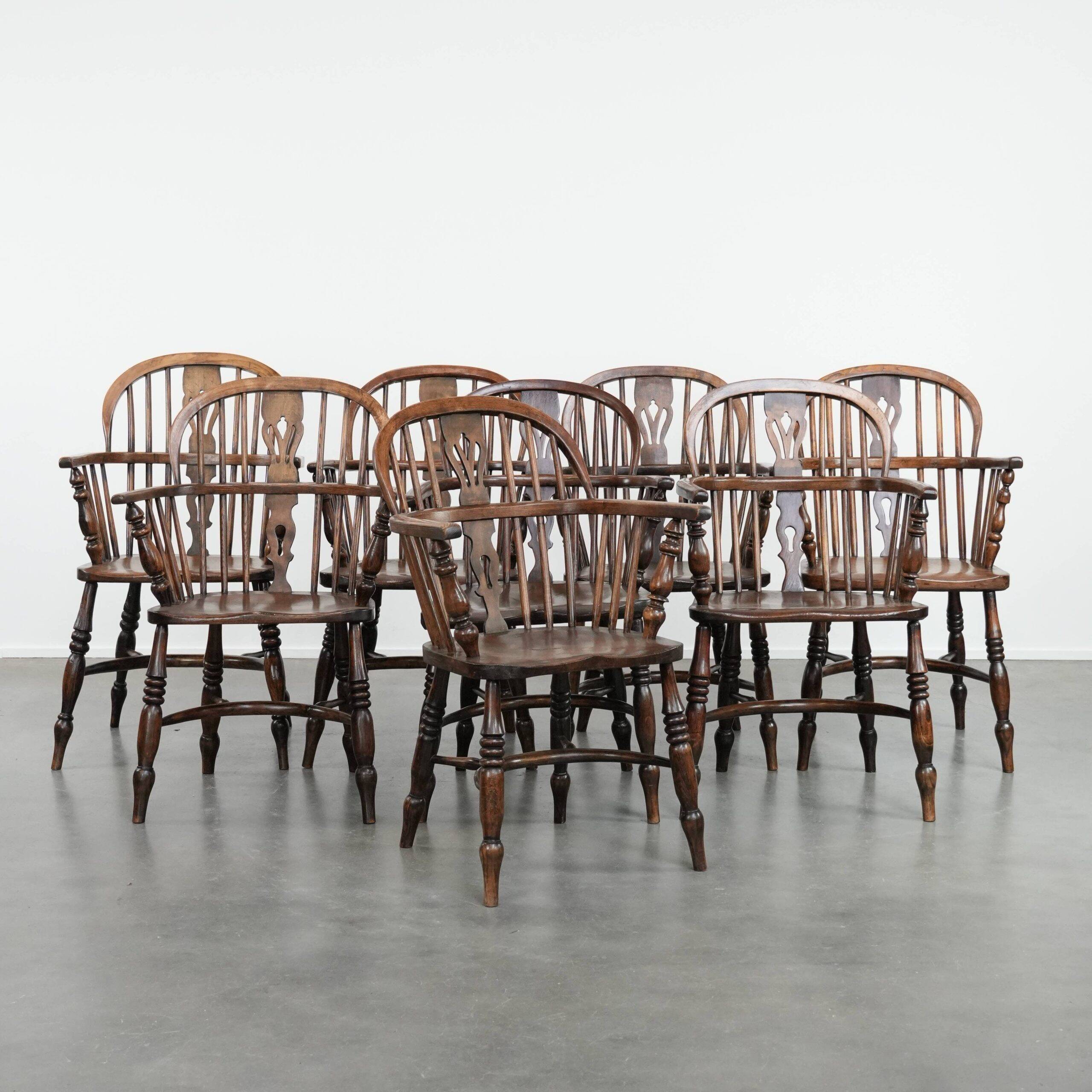 Ensemble ancien de 8 très belles chaises/fauteuils Windsor anglais, avec une belle palette de couleurs et une jolie patine.