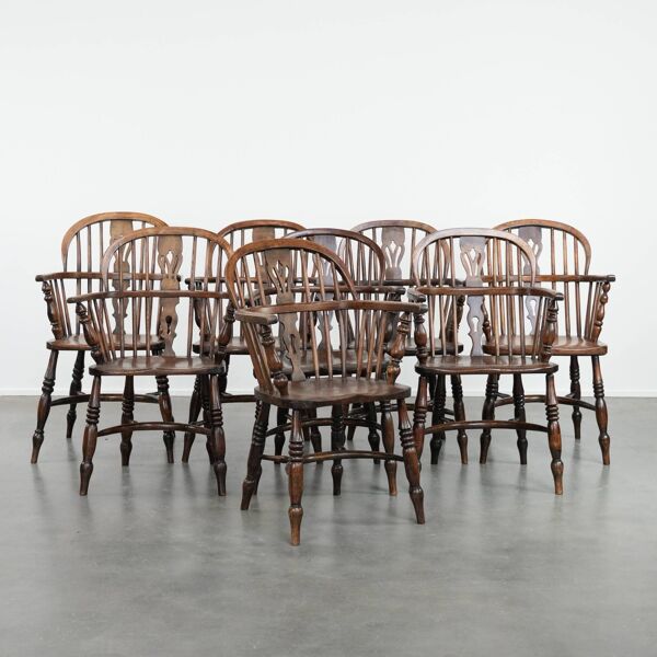 Ensemble ancien de 8 très belles chaises/fauteuils Windsor anglais, avec une belle palette de couleurs et une jolie patine.