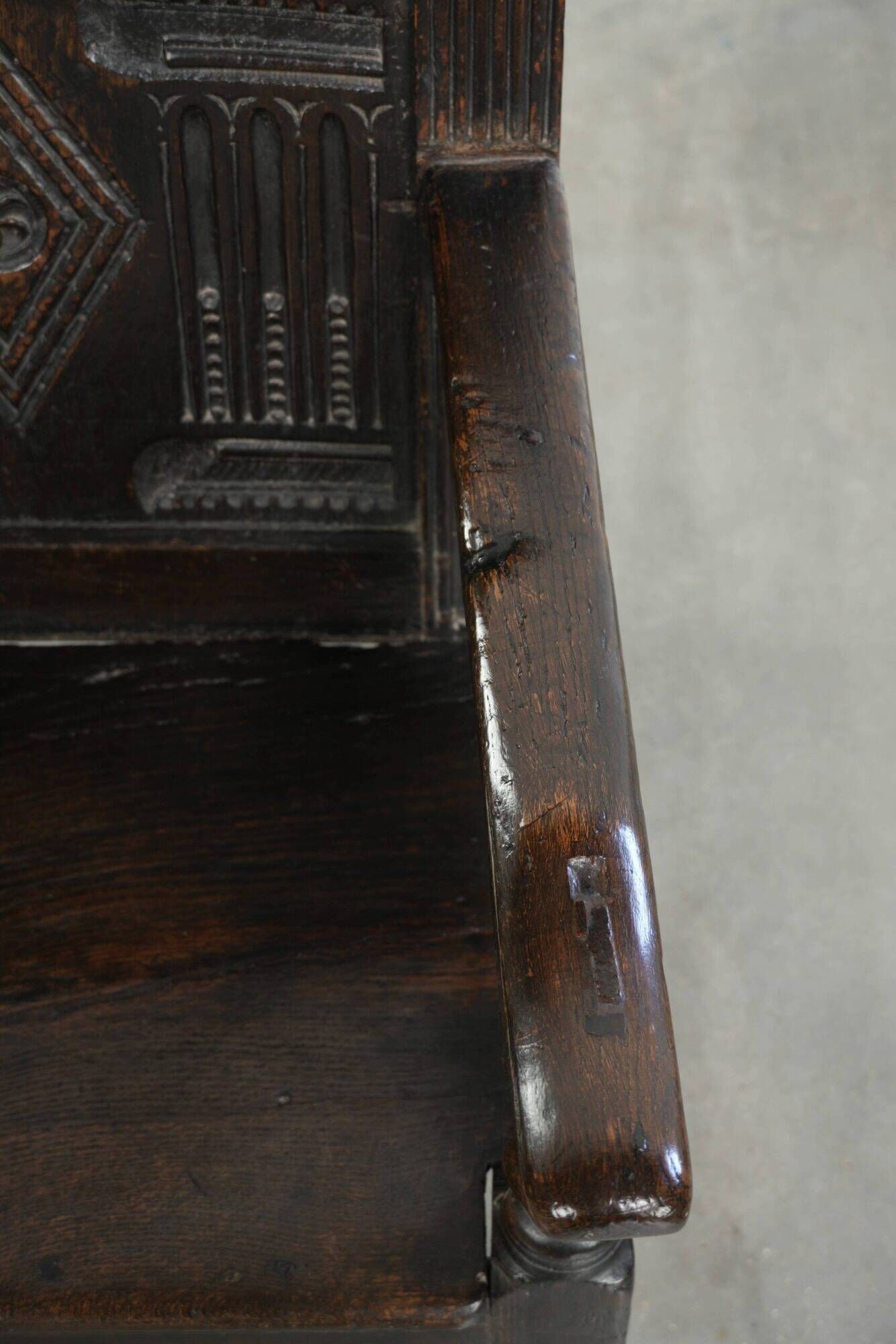 Antique English oak chair / wainscot chair from the 17th century