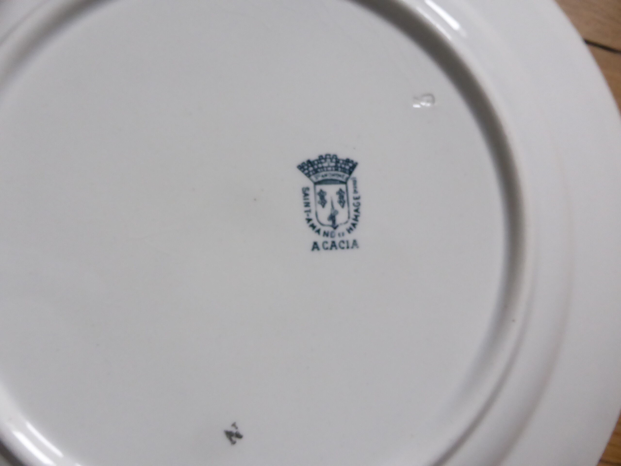 Round service dish in St Amand iron earth and Hamage model Acacia