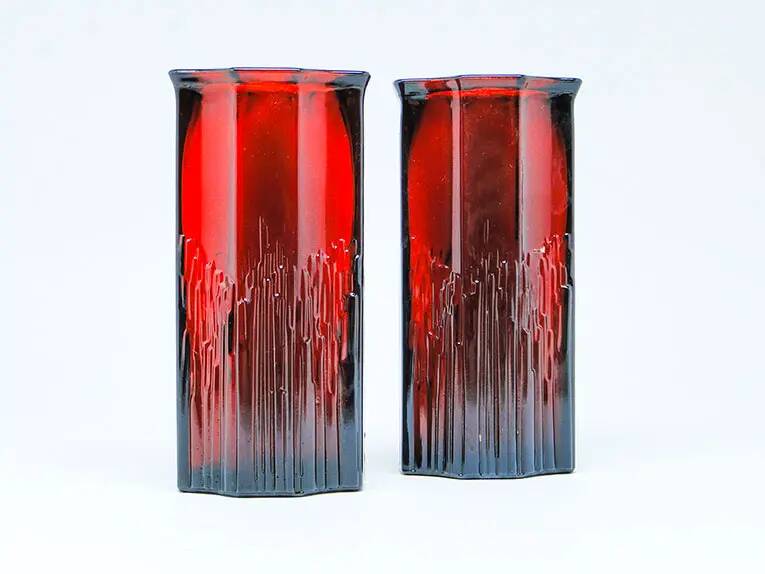 Paire de vases modernistes, en verre rouge, France, années 1980.