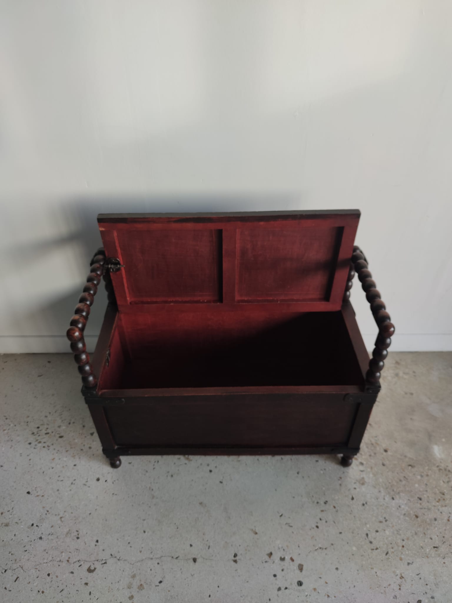 Natural wood chest forming a bench, ringed shoulders