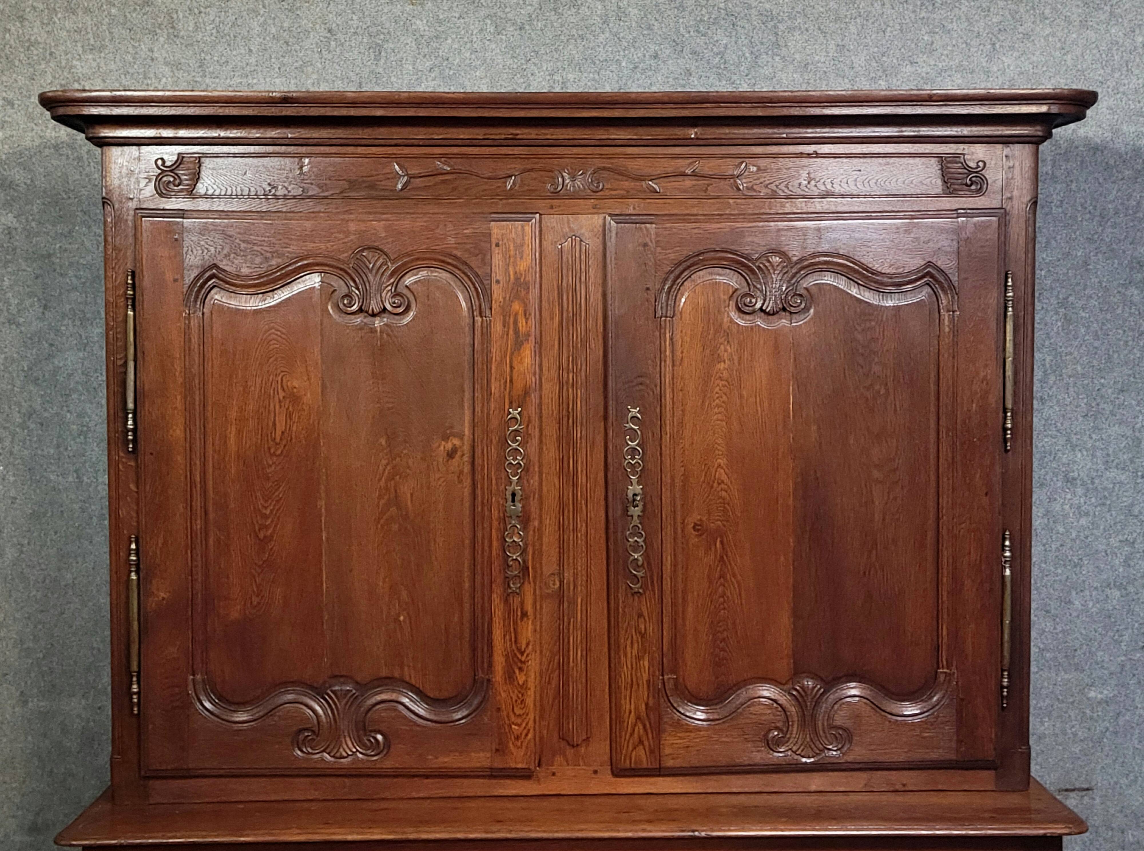 Important buffet deux corps époque Louis XV en chêne massif