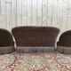 Salon crapaud avec canapé et fauteuils velours marron
