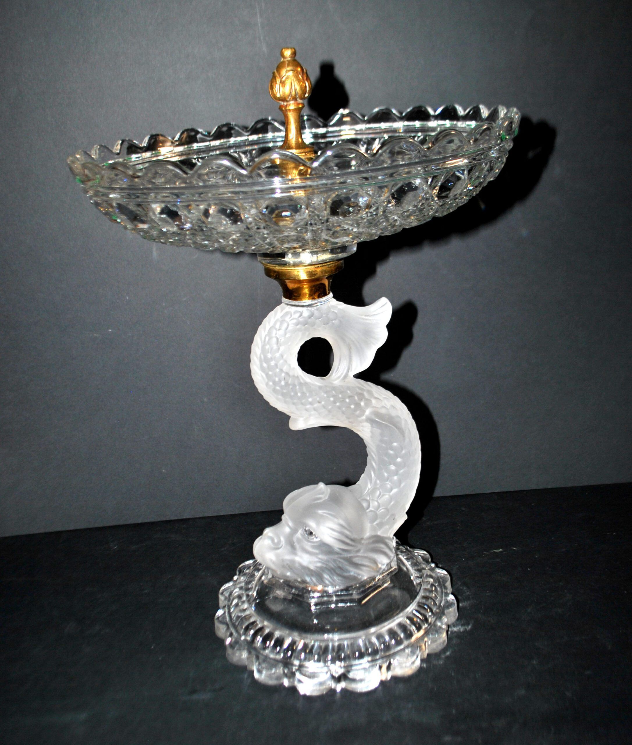 Baccarat coupe sur pied dauphin guéridon diamant pierreries en cristal signé