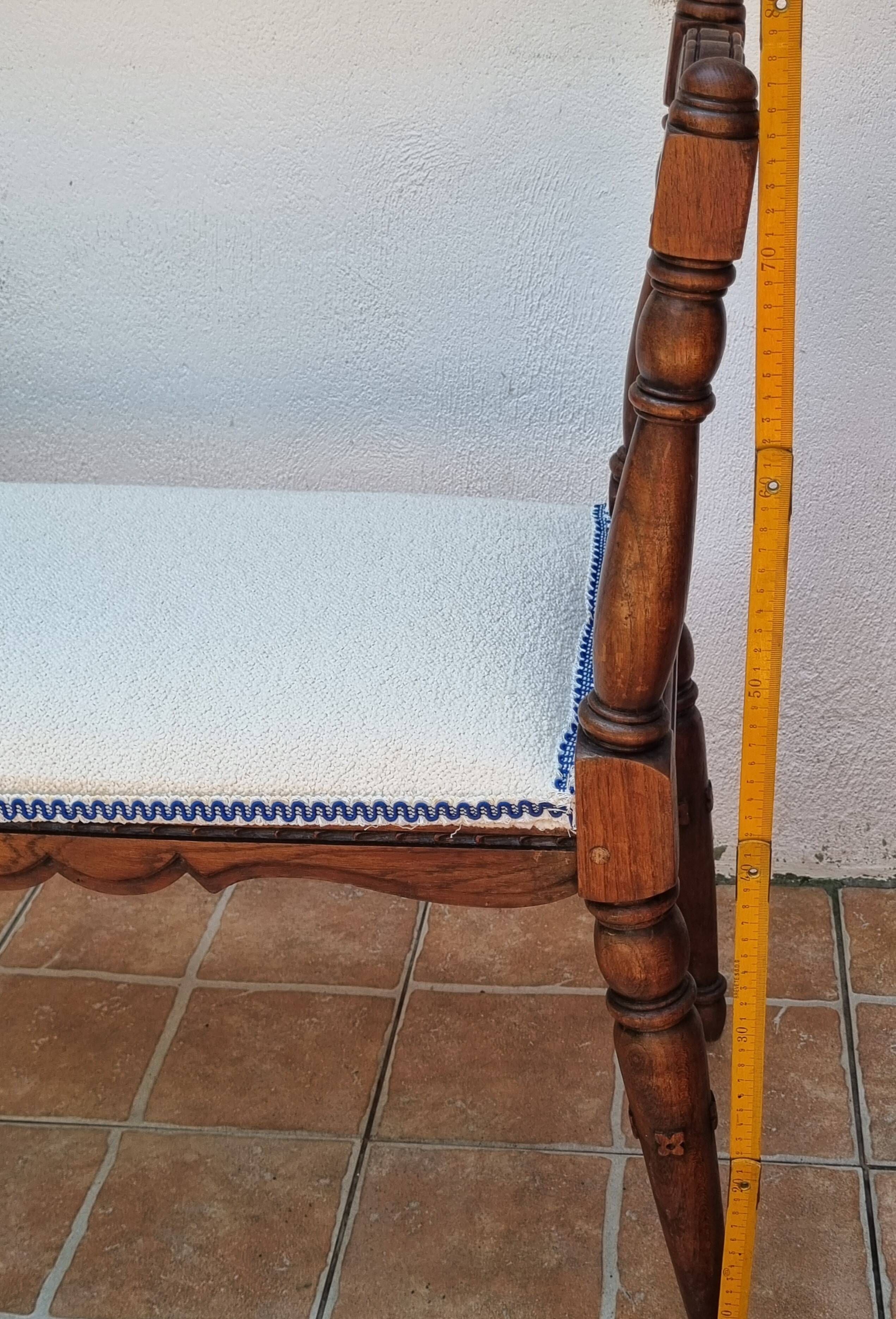 Window bench in carved walnut, late 19th century, renovated seat, 70 cm