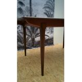 Extendable scandinavian table