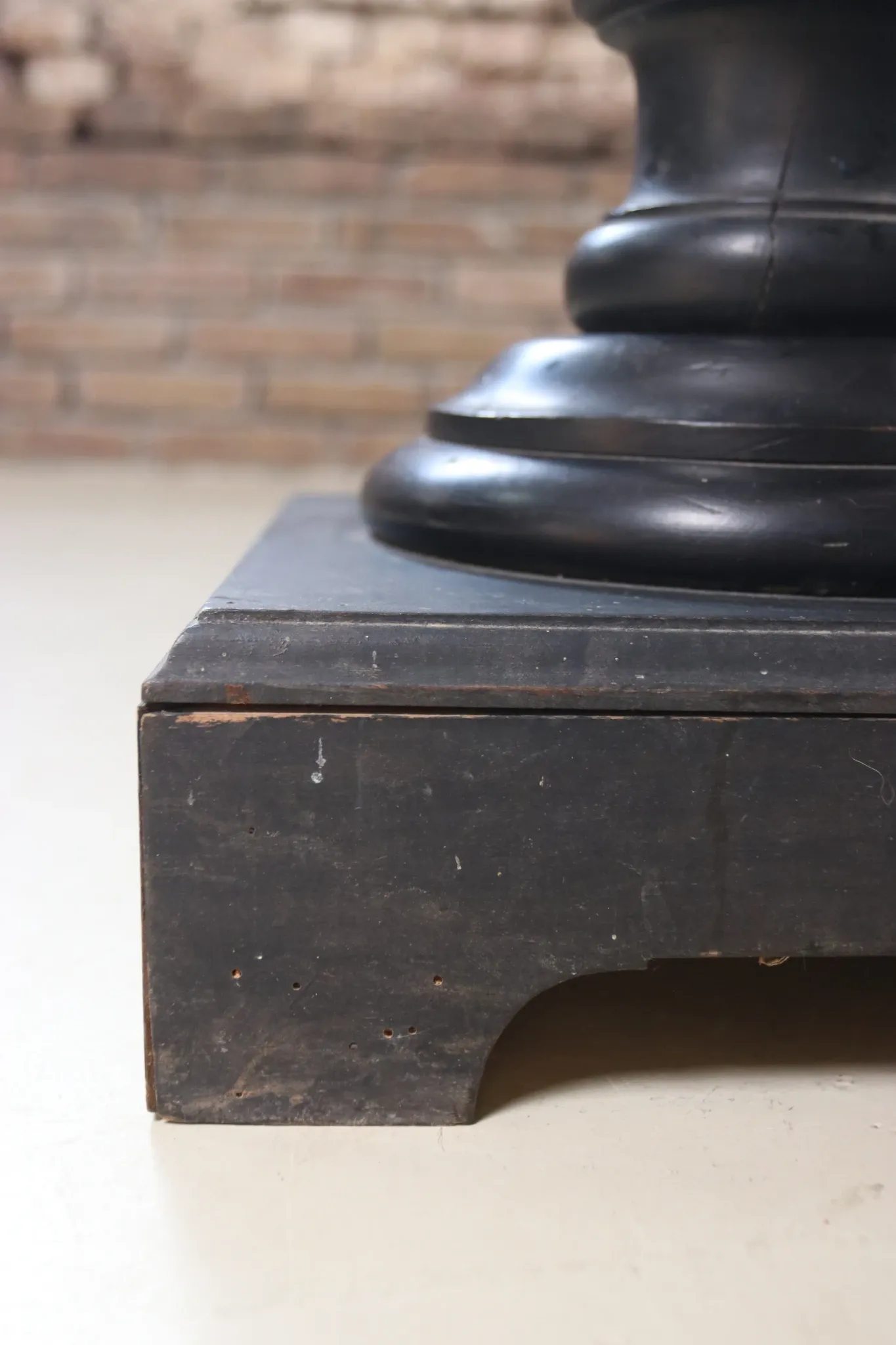 Ebonised wooden column with turned spiral shaft – Napoleon III, 19th c.