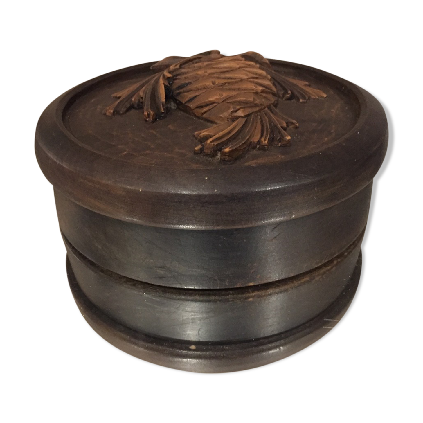 Boîte décorative en bois pomme de pin signée C Hauler