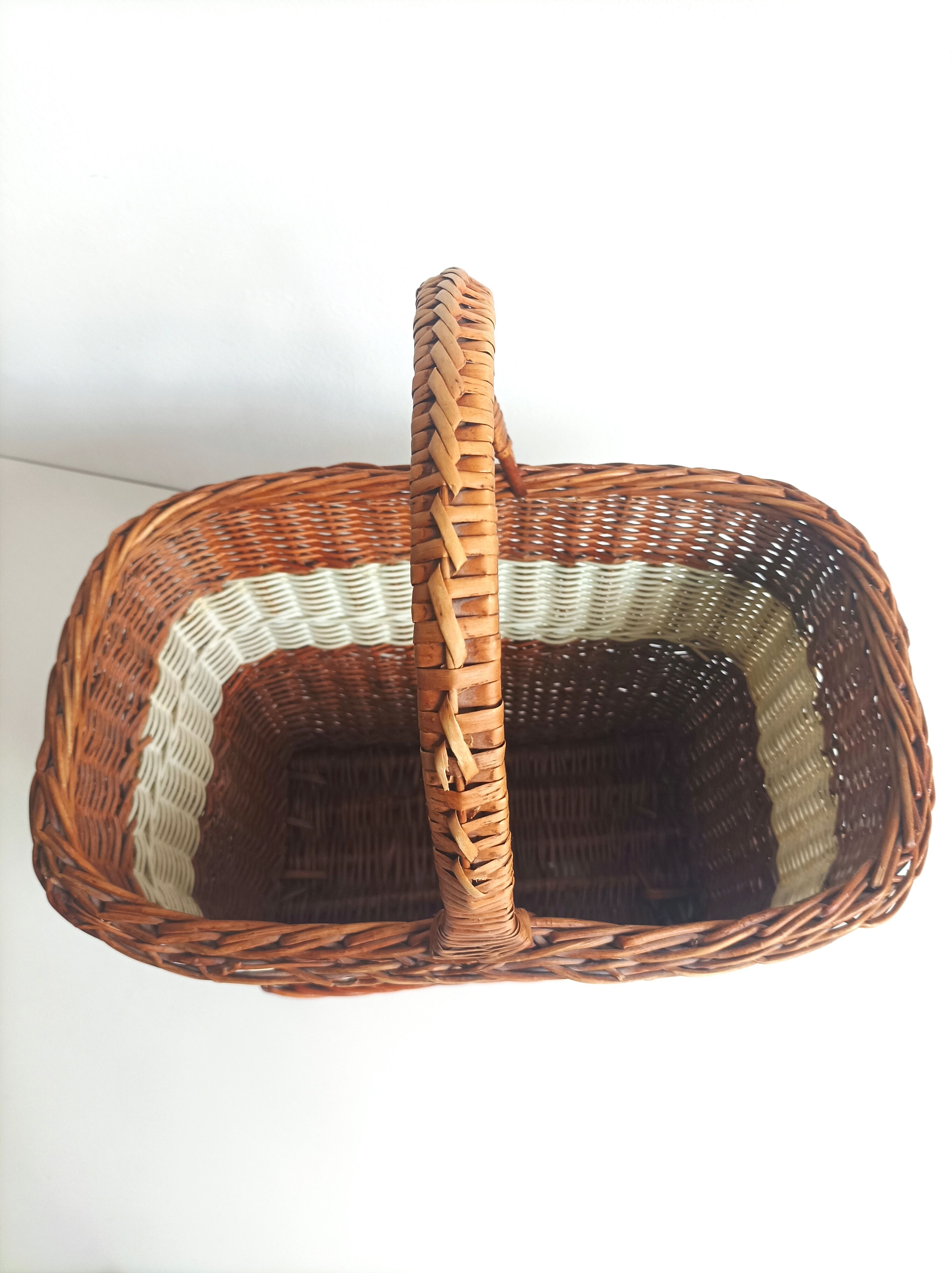 Wicker basket & woven scoubidou threads