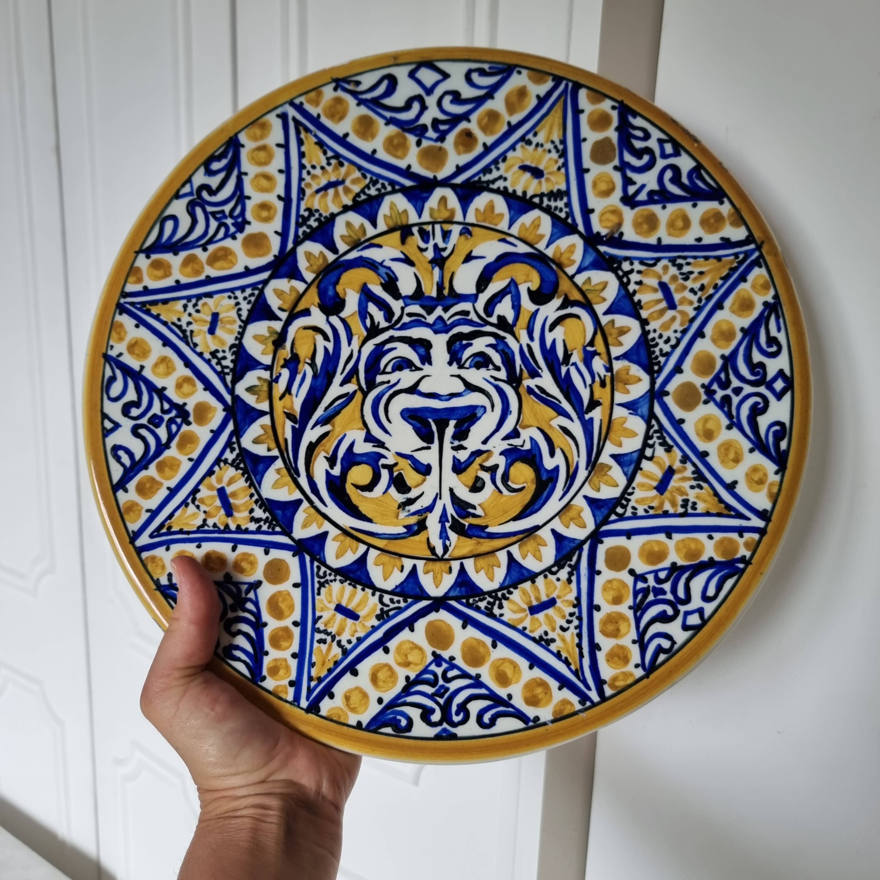 Ancienne assiette en céramique ou faïence espagnole fabriquée et peinte à la main Milieu du siècle