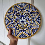 Ancienne assiette en céramique ou faïence espagnole fabriquée et peinte à la main Milieu du siècle