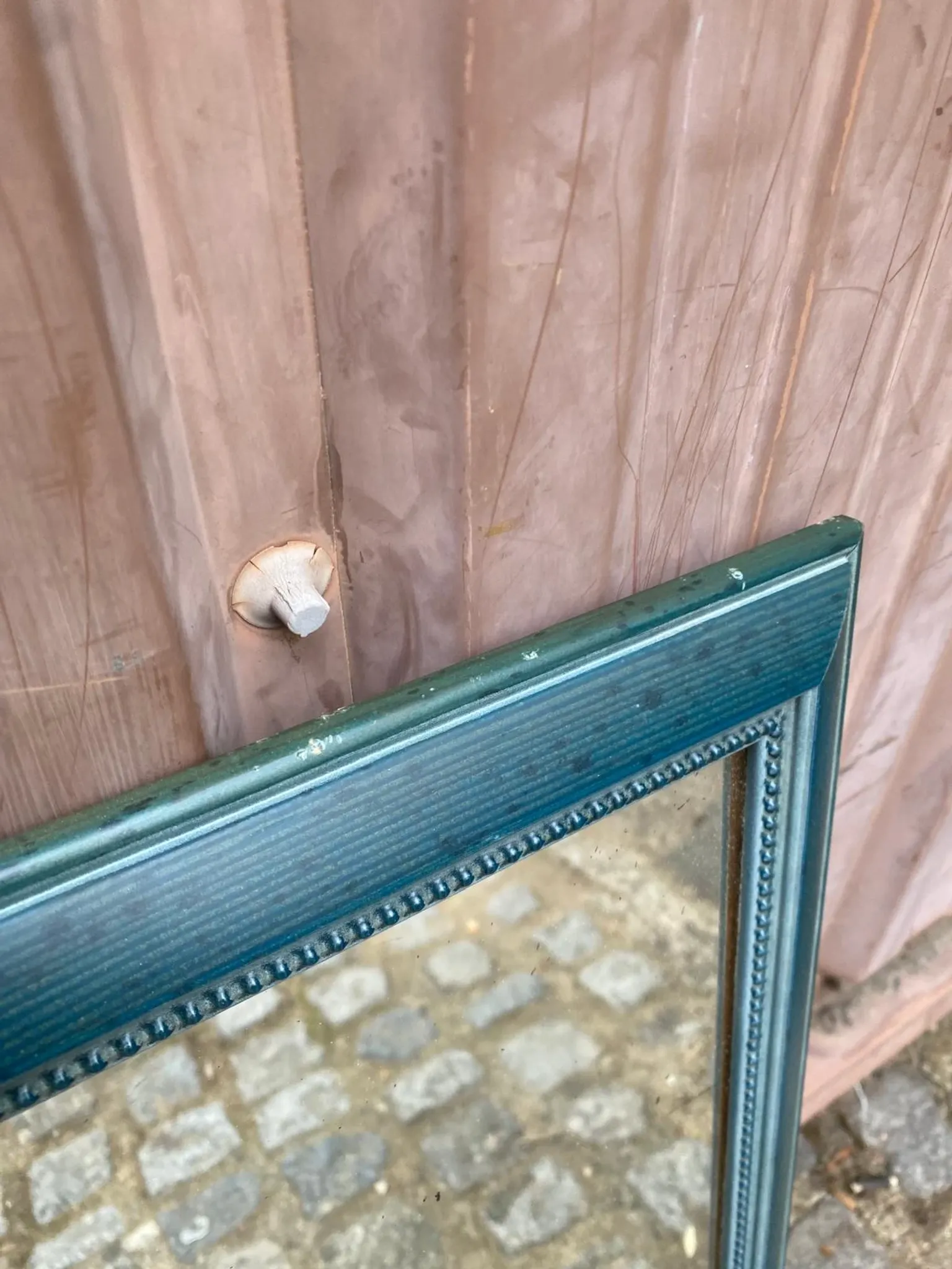 Miroir mural en bois bleu pétrole patiné et perlé
