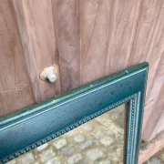 Miroir mural en bois bleu pétrole patiné et perlé