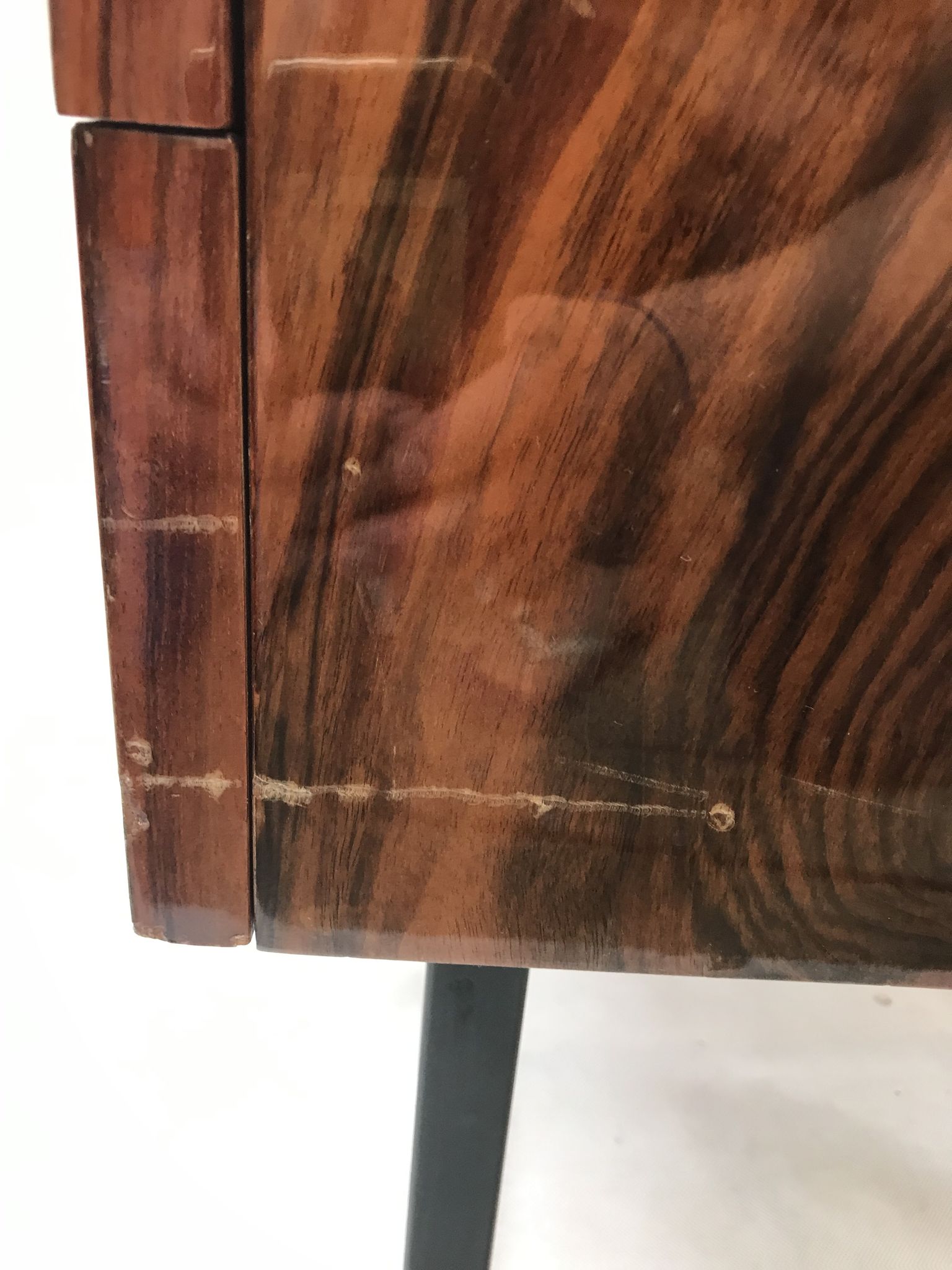 Lacquered 3-drawer chest with rosewood veneer.