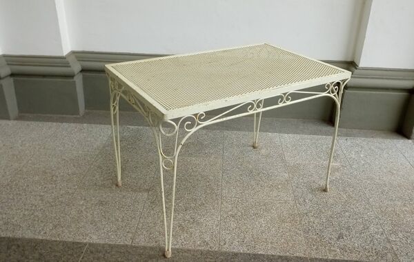 Table en métal du milieu du siècle dans le style de mategot