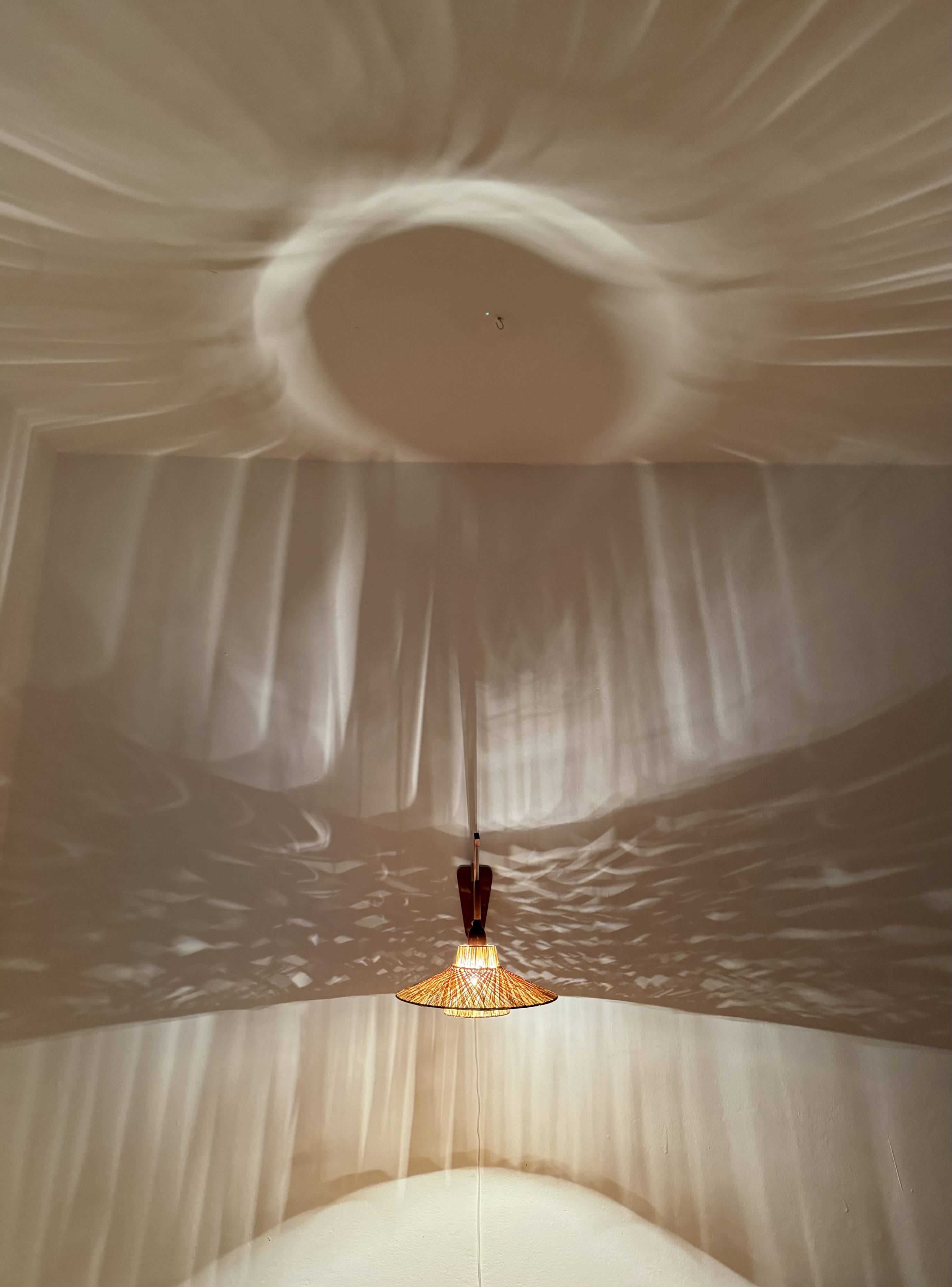 Lampe murale en teck et raffia ajustable