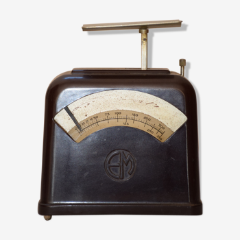 Weighs letters in Bakelite