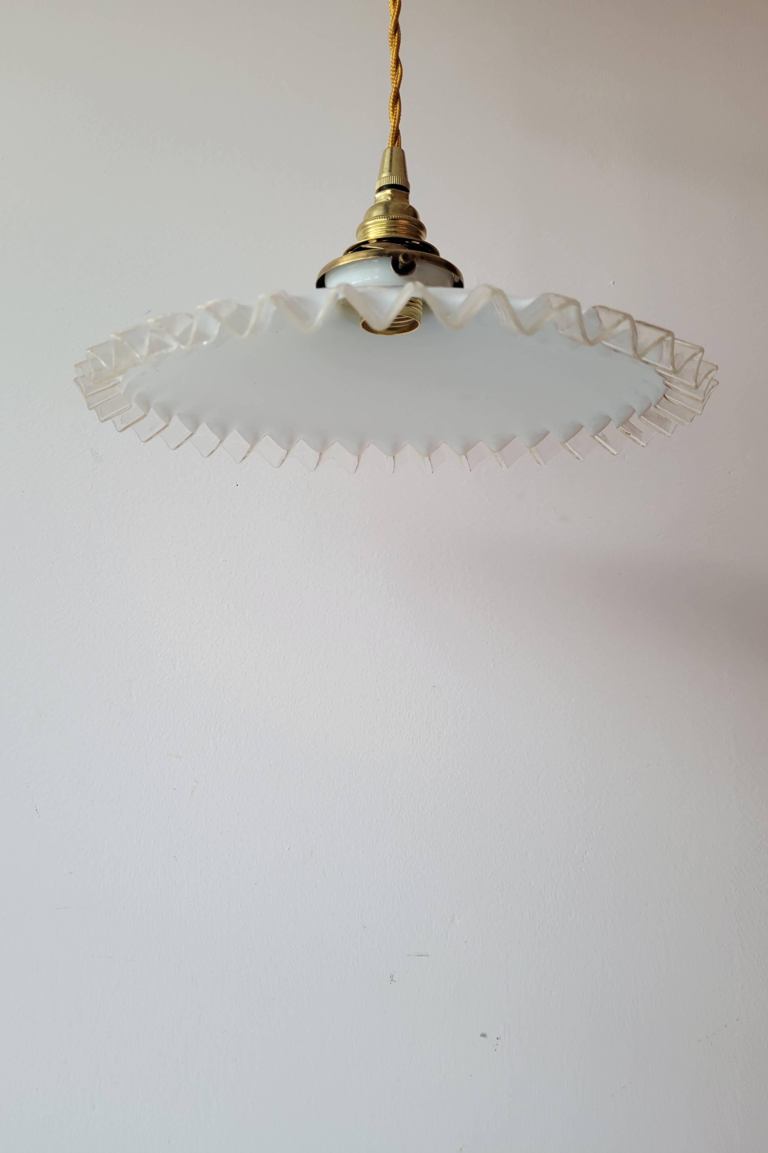 Suspension en opaline dentelée