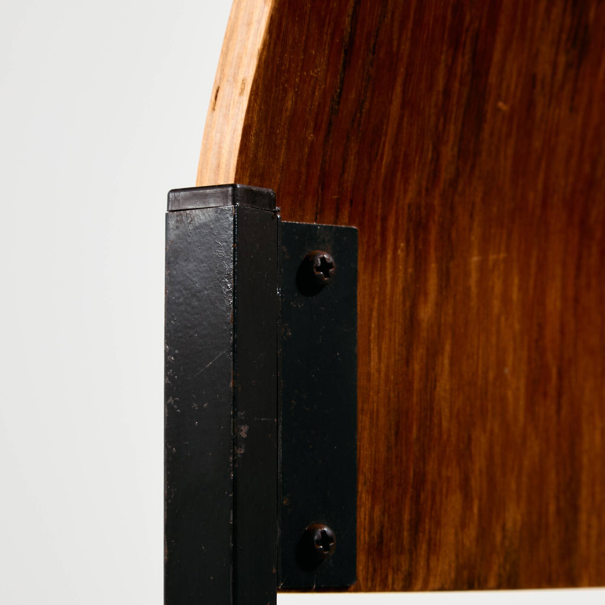 Chaise en teck sur base en métal