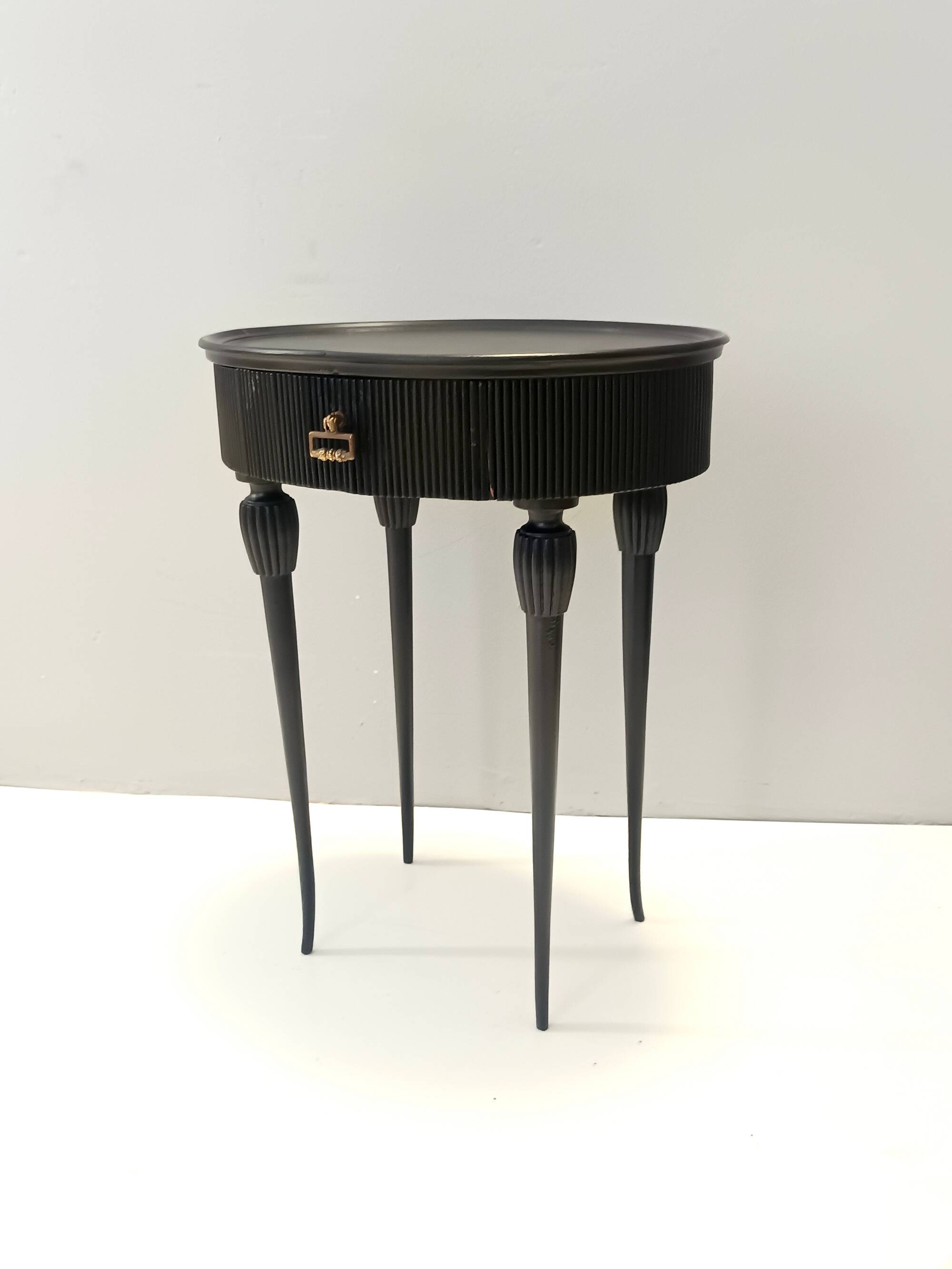 Table d'appoint, table de chevet ovale en hêtre noir ébénisé, Italie