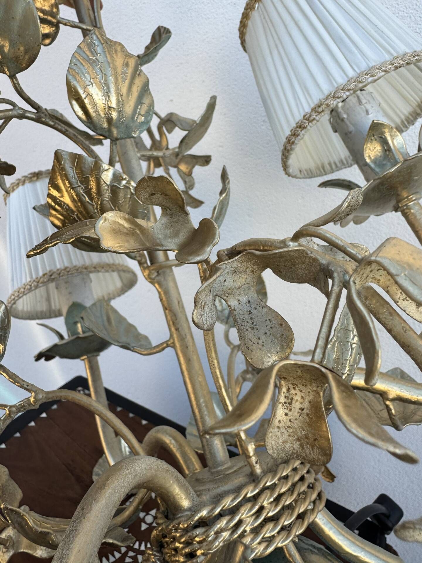 Florentine lamp with foliage from the 1970s.