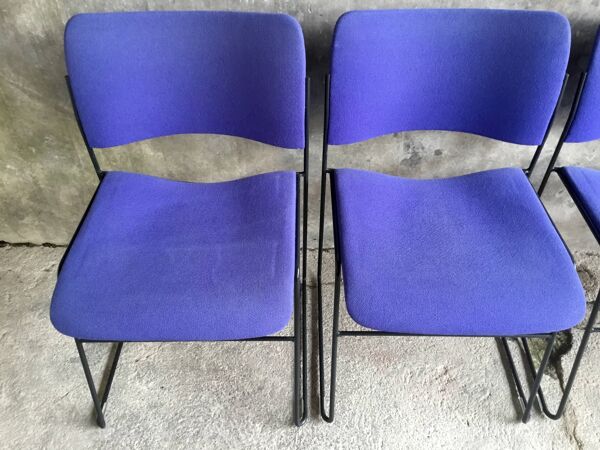 Chaise empilable 40/4 Howe bleue par David Rowland