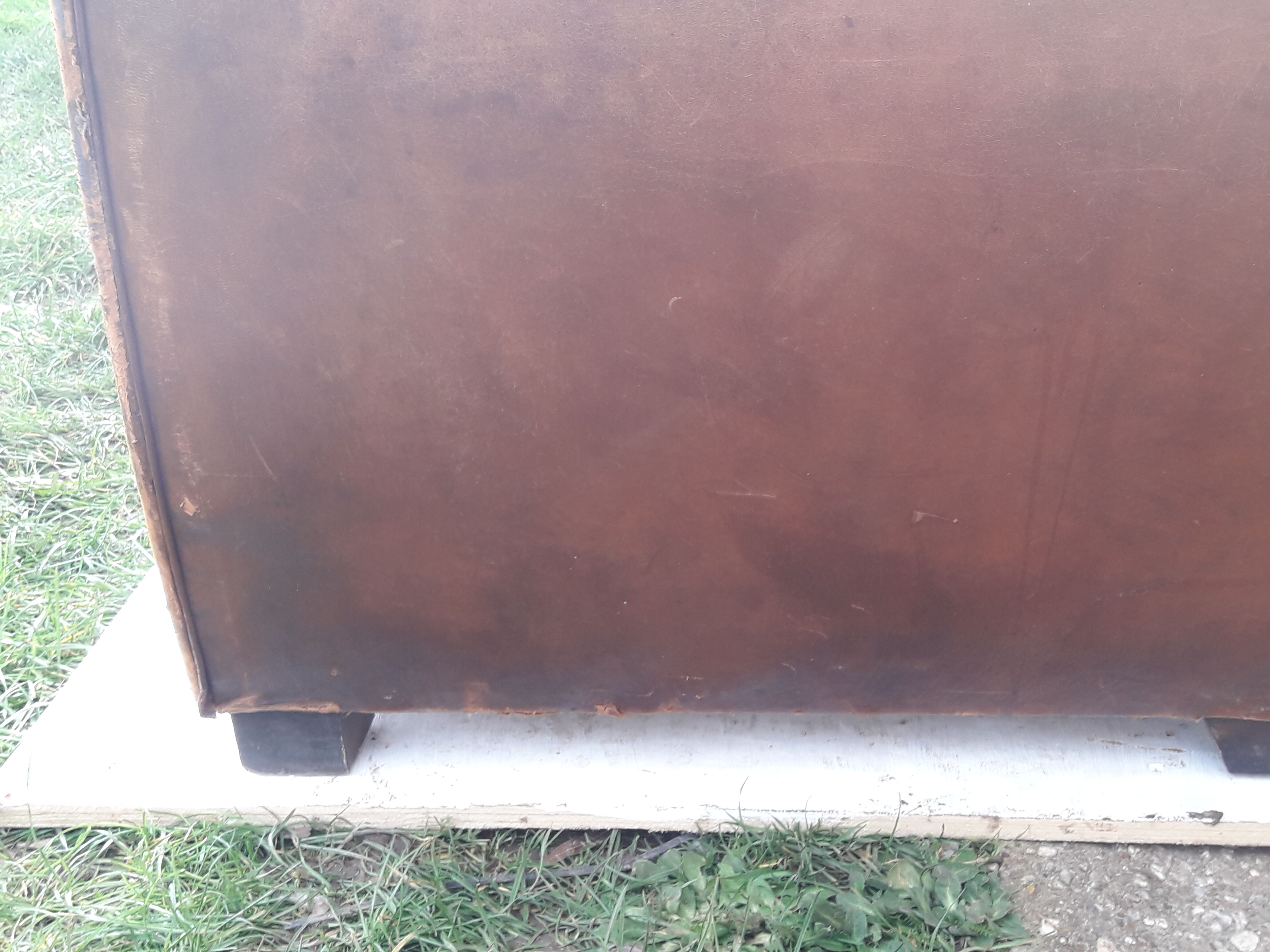 Paire de fauteuils club en cuir marron
