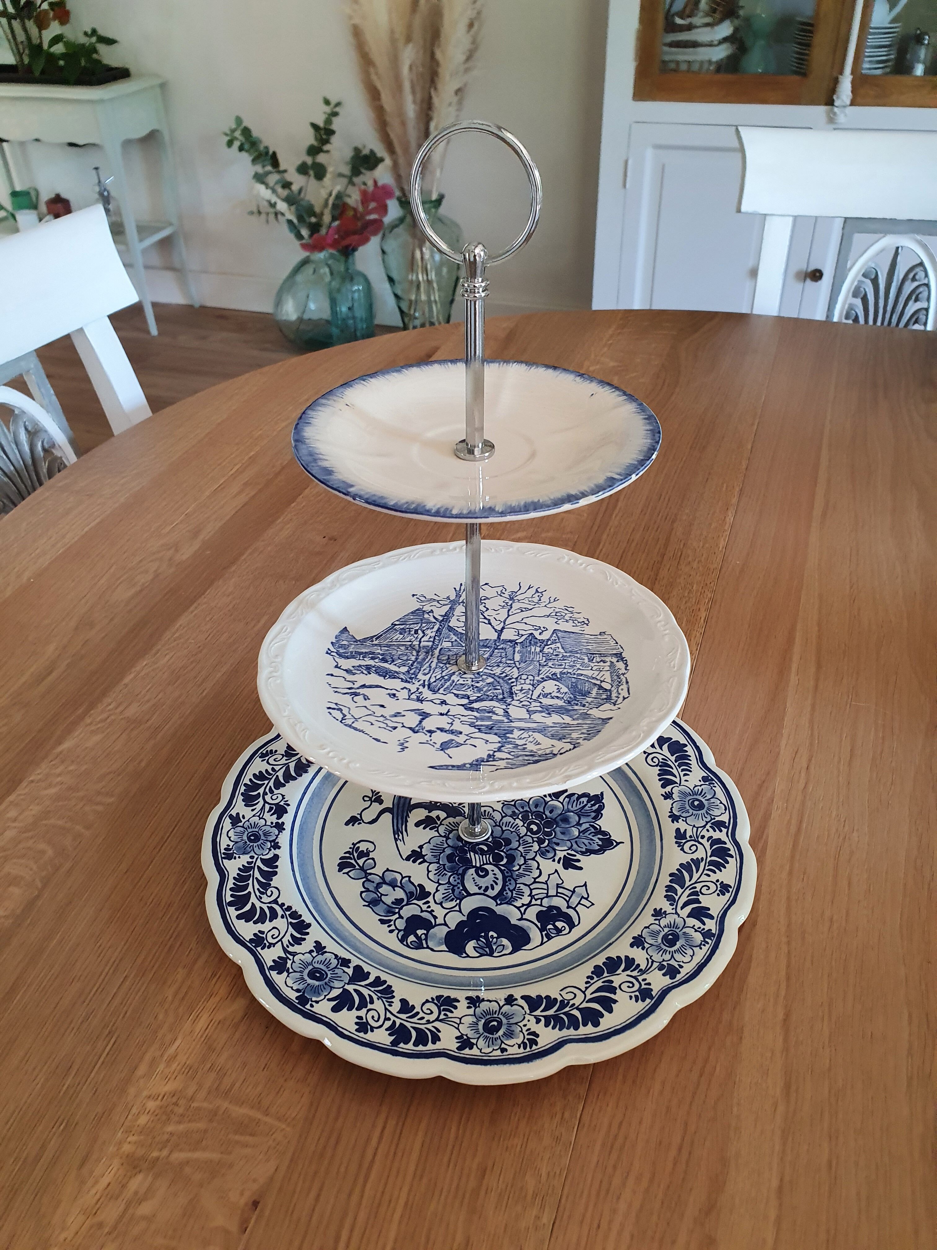 Servant - cake display, fruit, aperitif