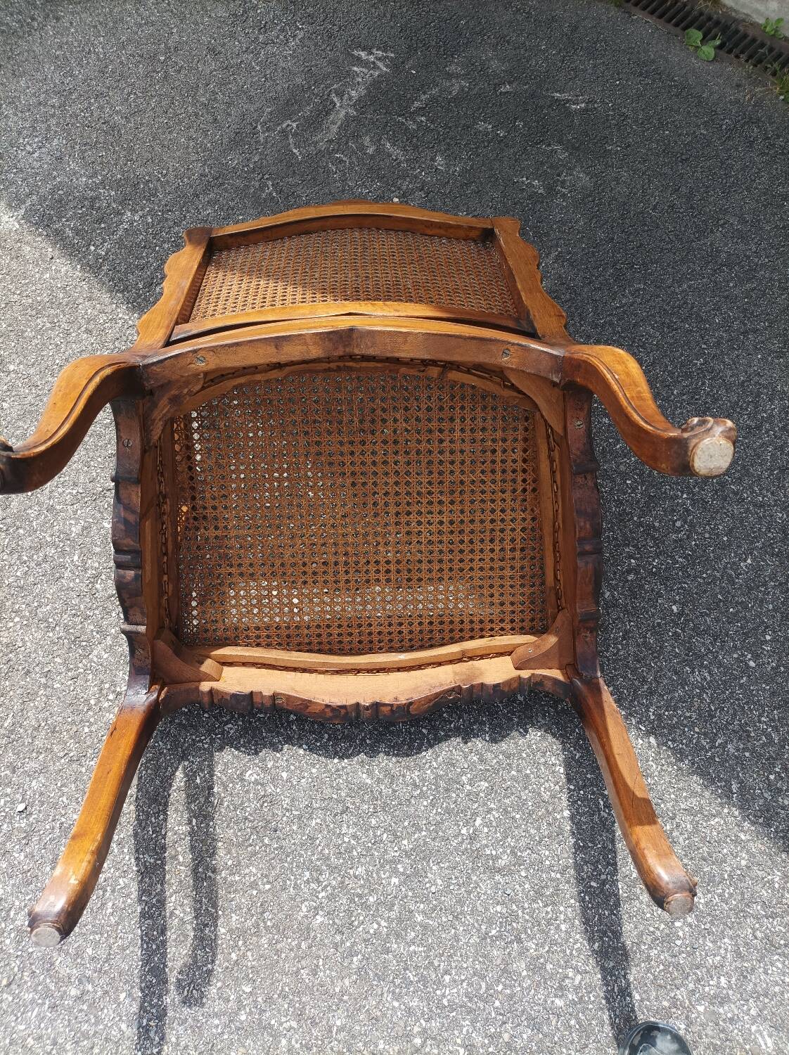 Fauteuil canné sculpté style Régence