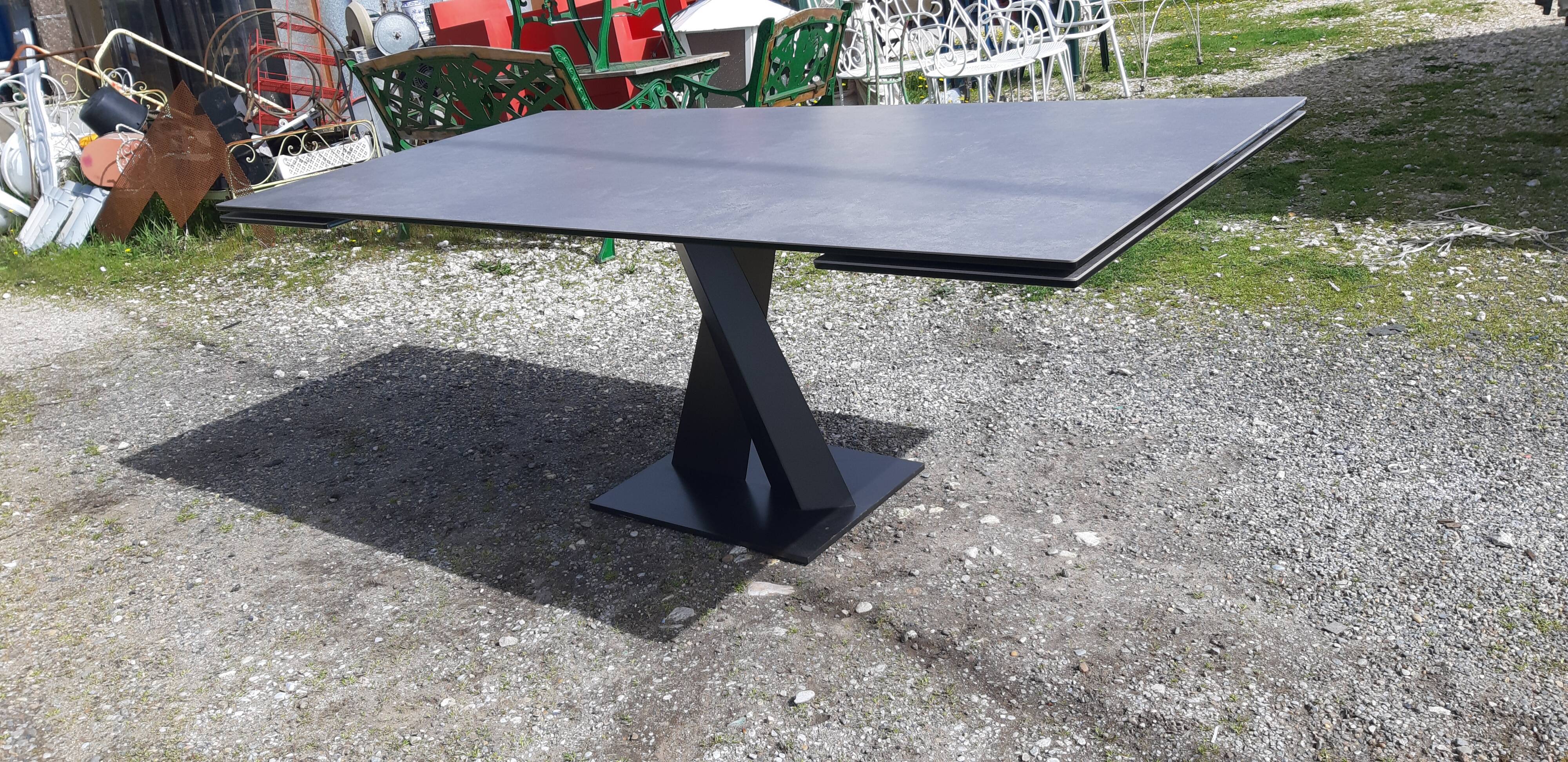 Table roche bobois axel model by Hatano Hyoshiaru