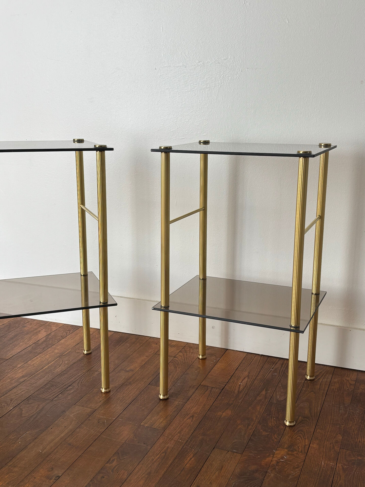 Tables d’appoint en verre et laiton
