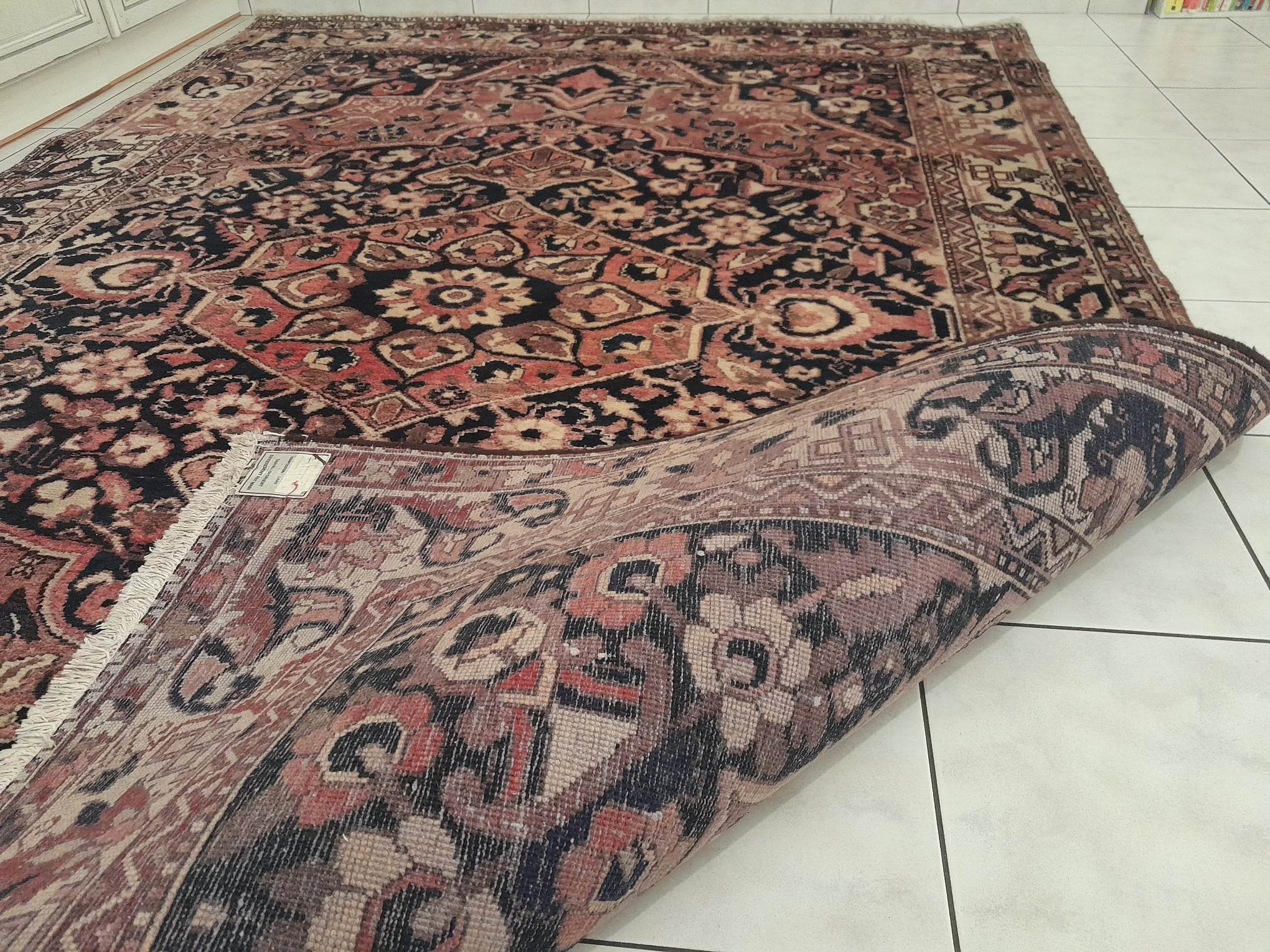Handmade Persian Bachtiar rug 295x218cm