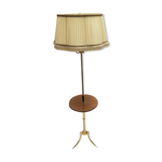 Lampadaire en laiton doré avec abat-jour et tablette en bois vers les années 50-60 dimension -H-164-