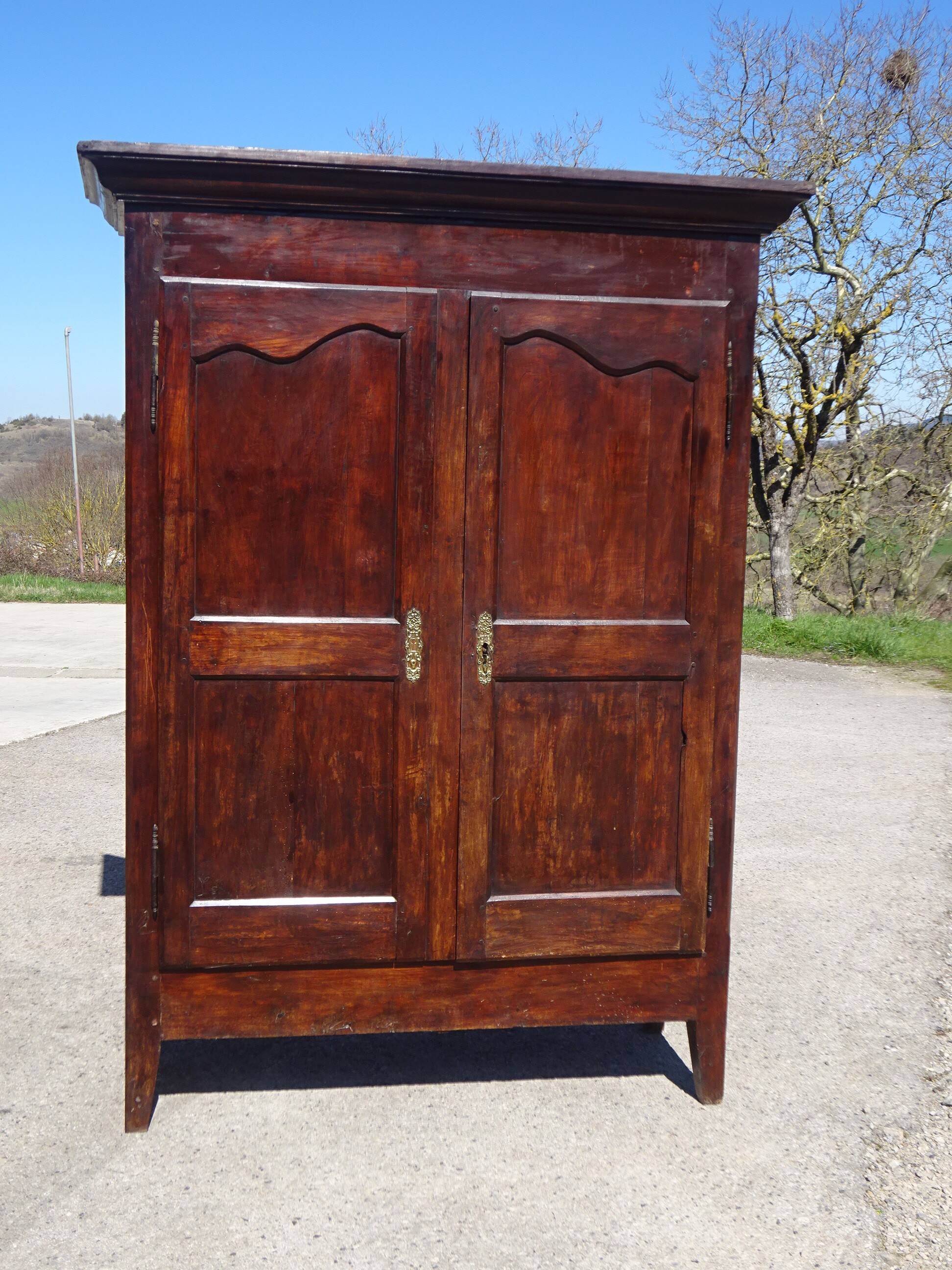 Armoire Louis Philippe en noyer massif