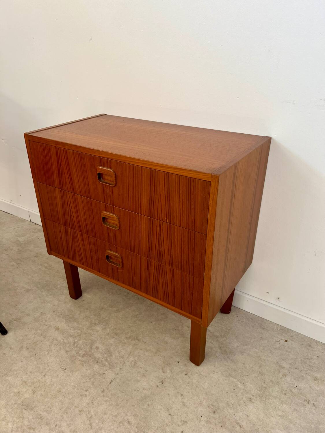 Small chest of drawers or bedside table in teak, Scandinavian design from the 70s vintage