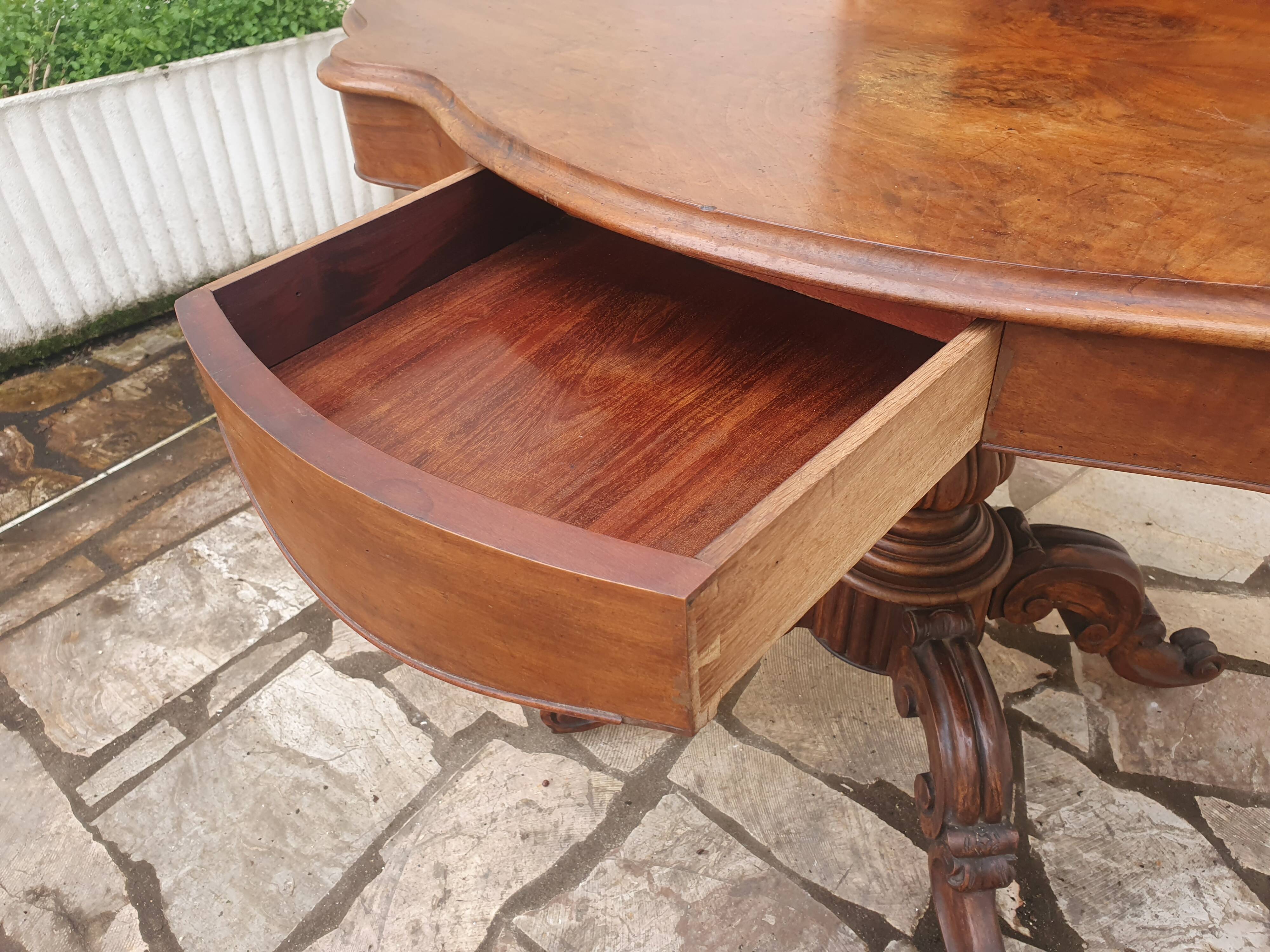 Mahogany violin pedestal table, 19th century