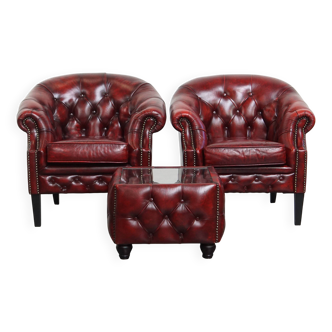 Ensemble de 2 fauteuils club Chesterfield en cuir rouge avec table d'appoint