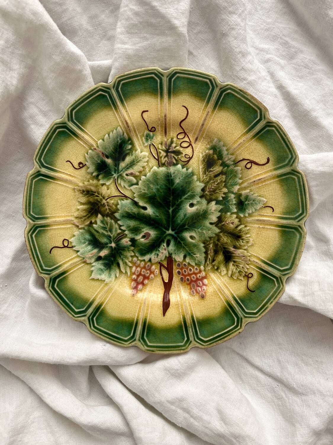 Old plate of vine leaf slip from Sarreguemines