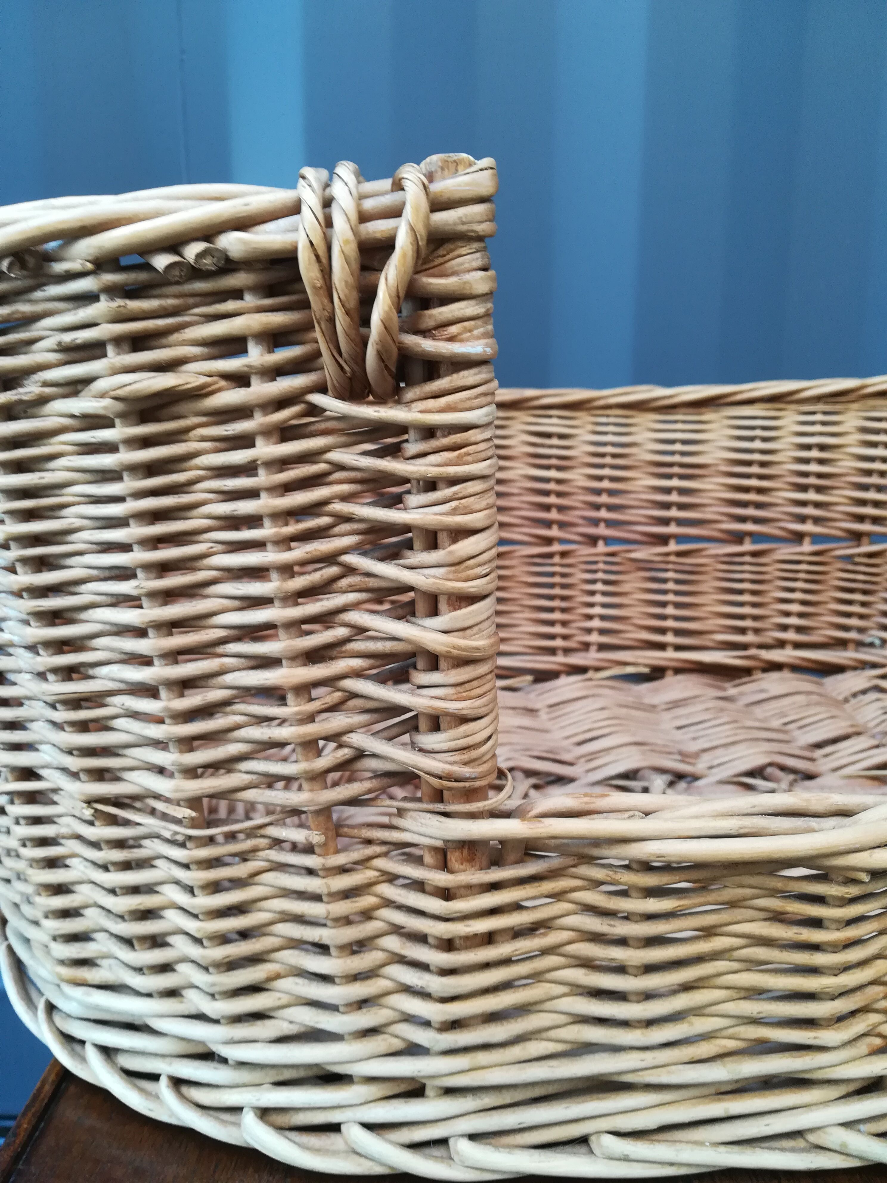 Wicker pet basket