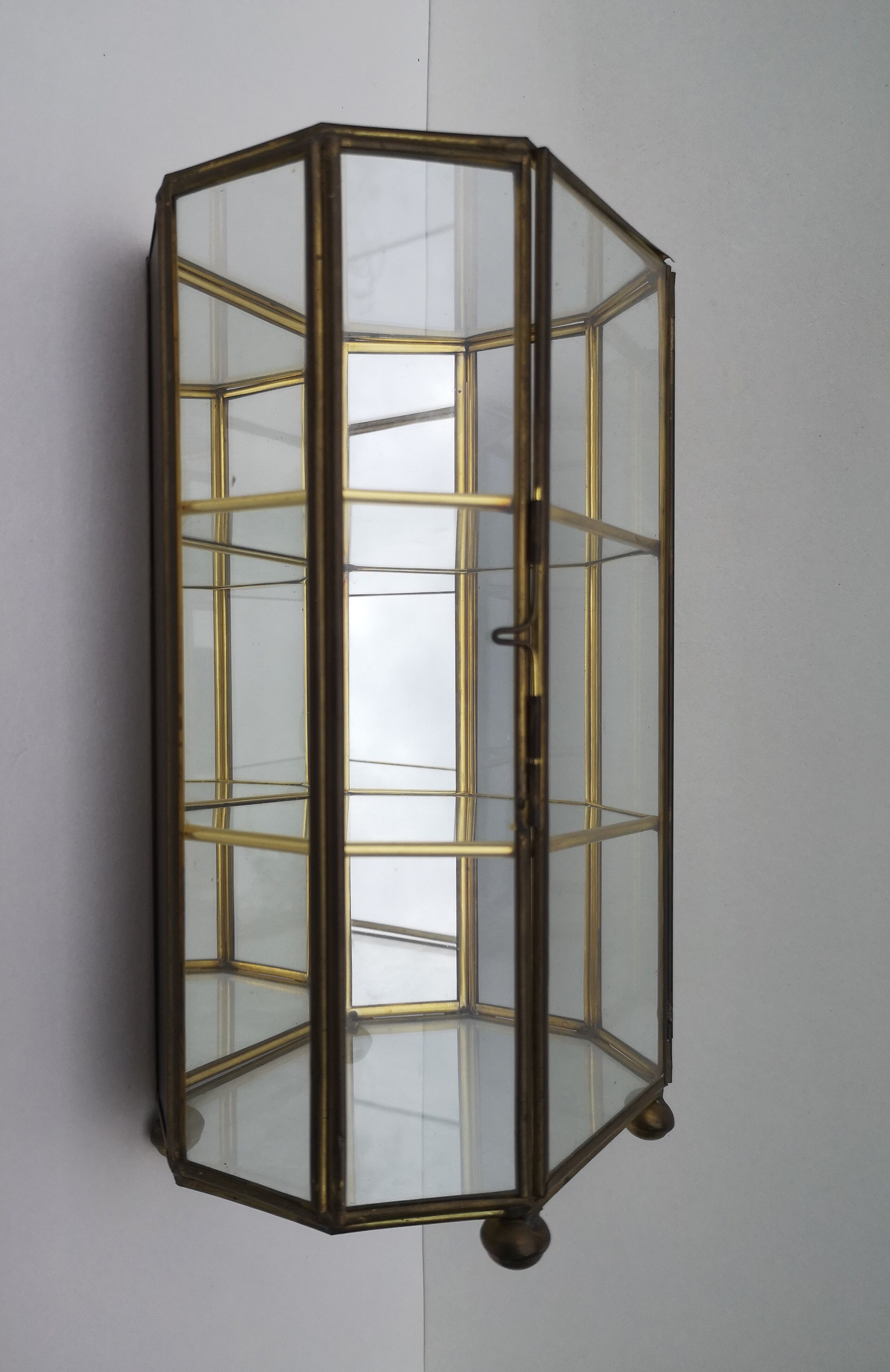 Vintage showcase in brass, glass and mirrors