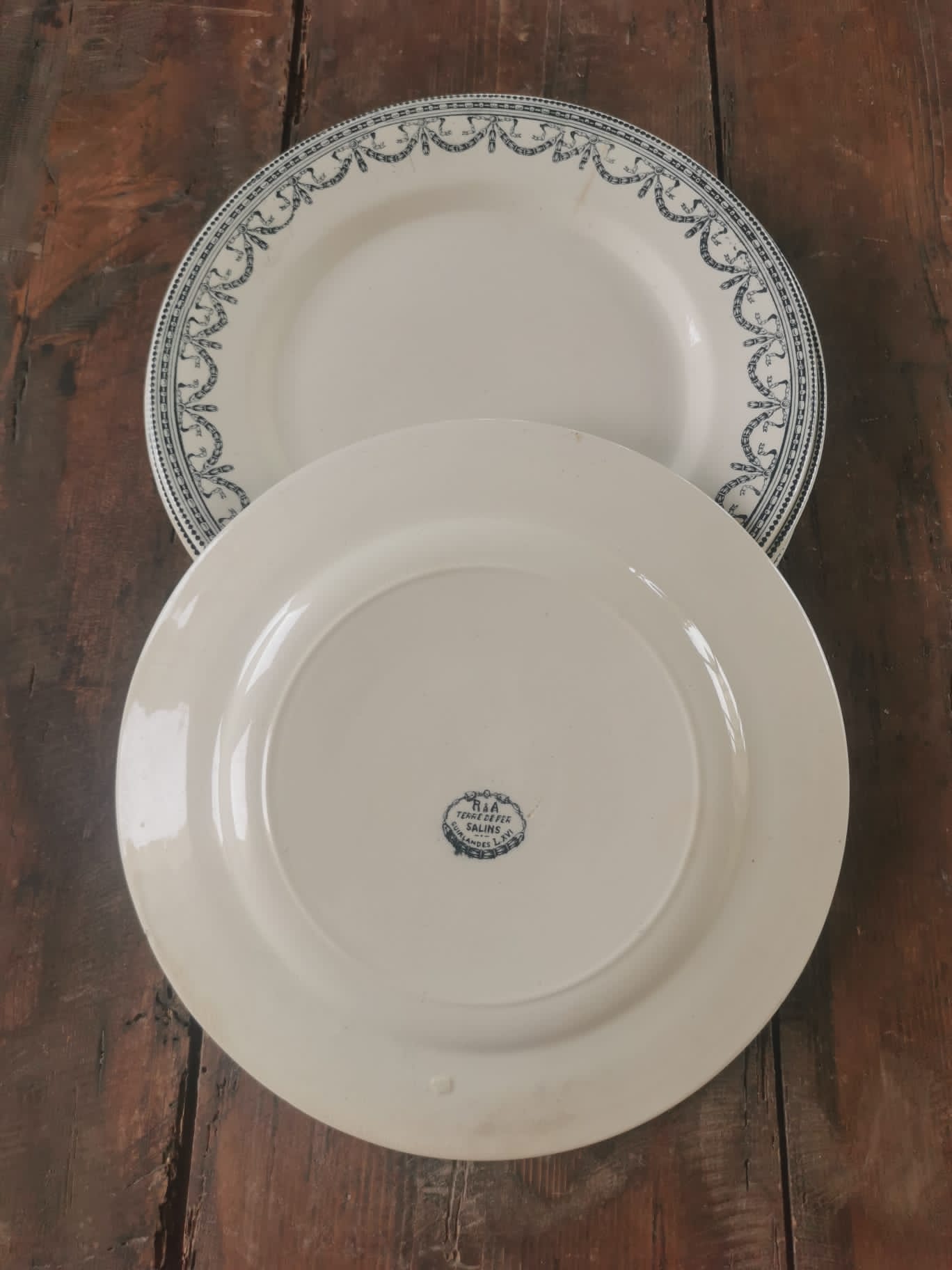 Serving of 6 plates in iron earth, Salins