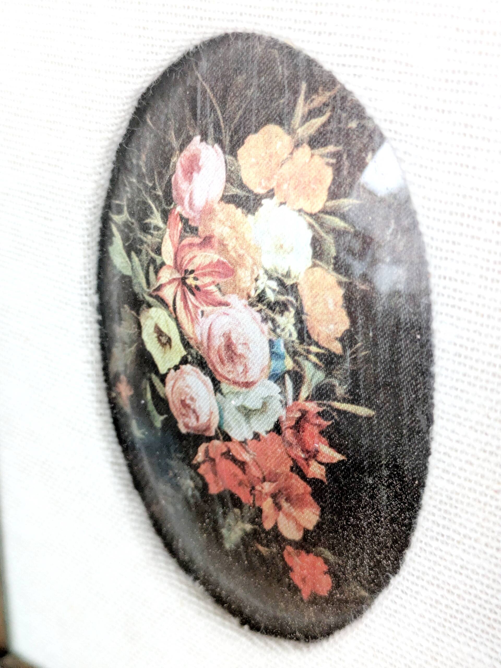 Vintage floral print with oval mat and gold wooden frame.