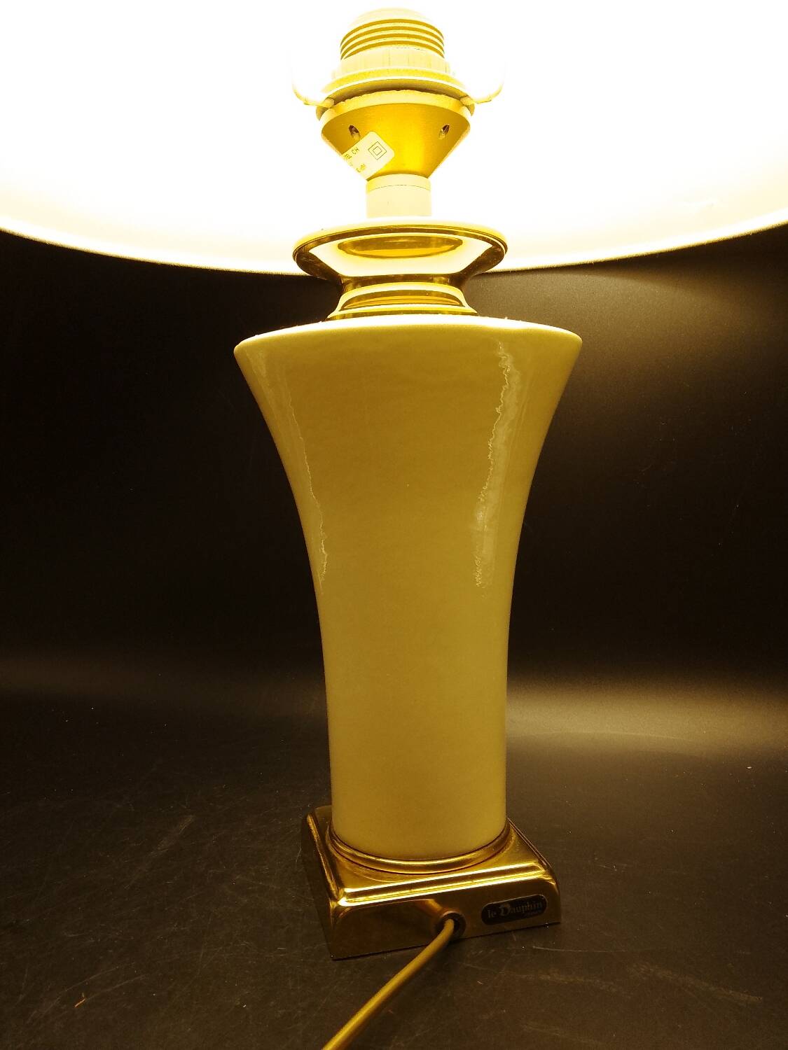 Belle lampe de table laiton et porcelaine du milieu du siècle maison le dauphin