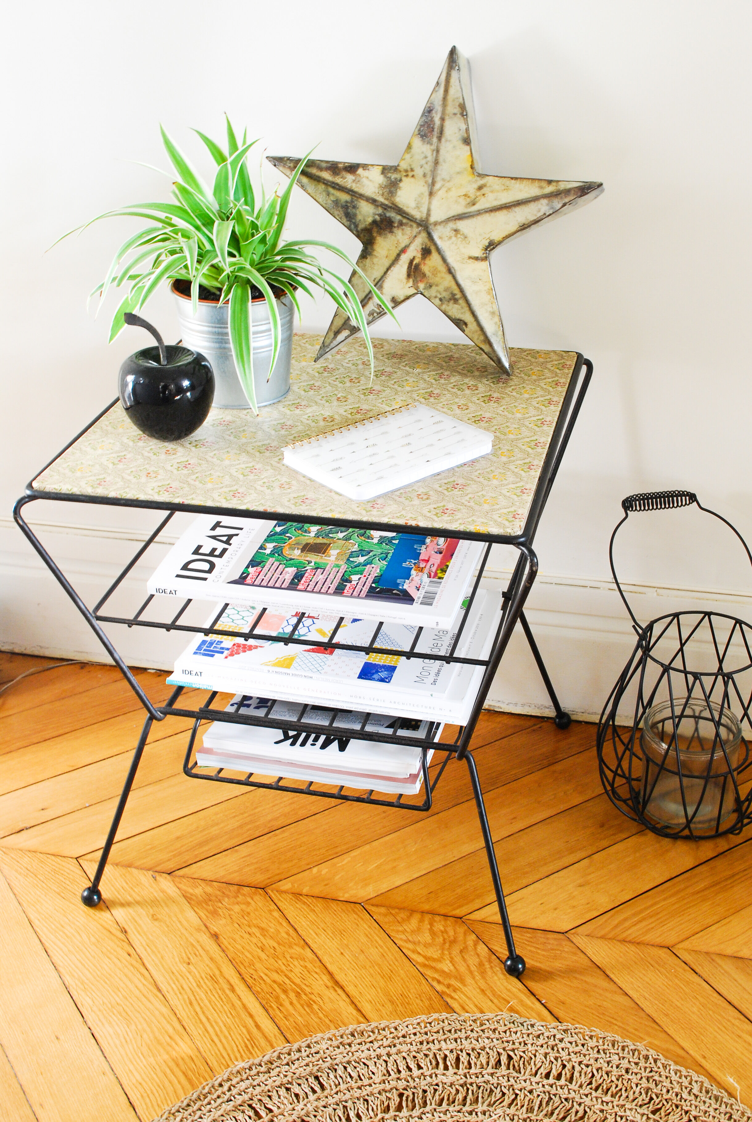 End magazine rack table