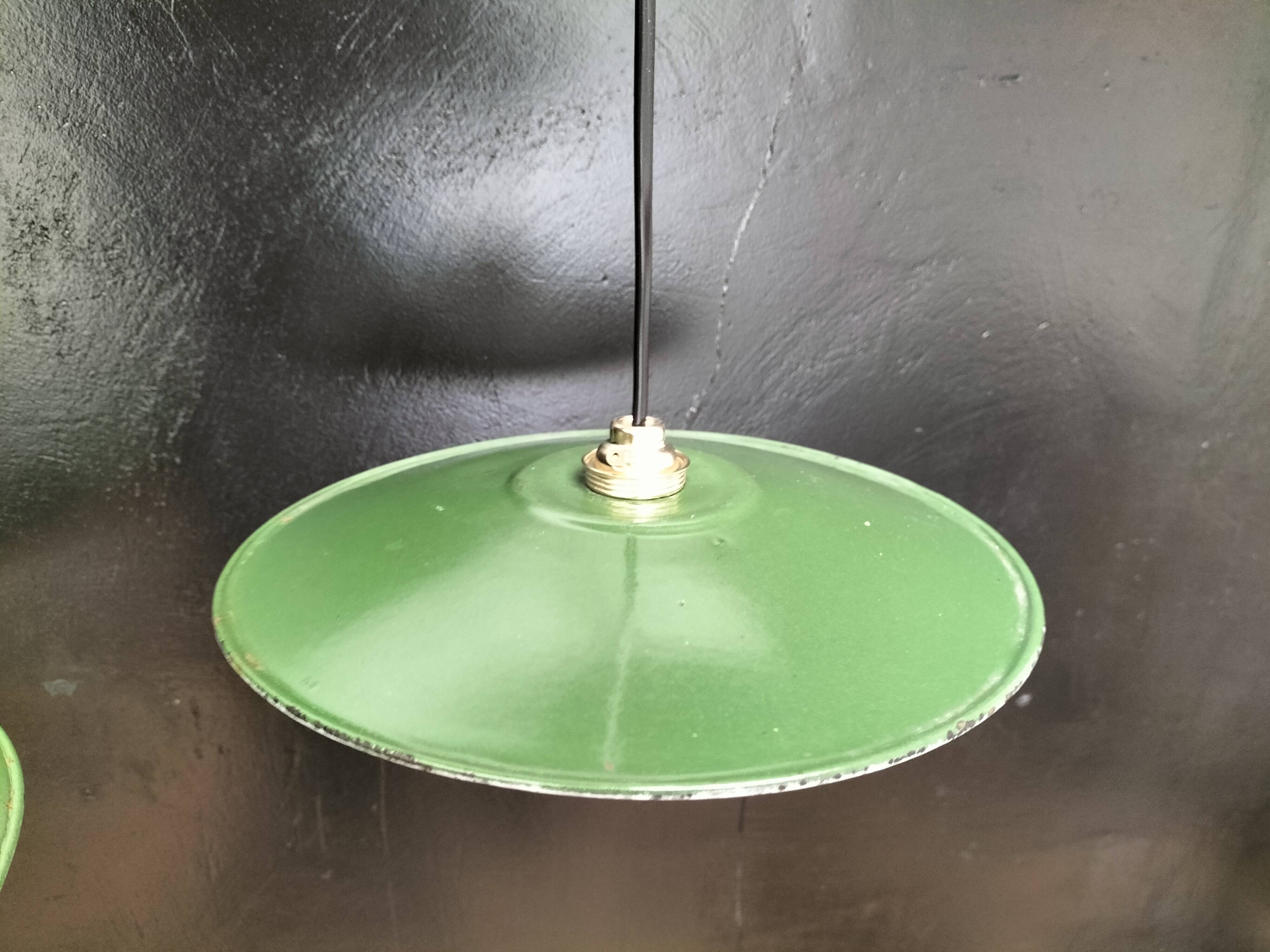 3 enamelled sheet metal suspensions