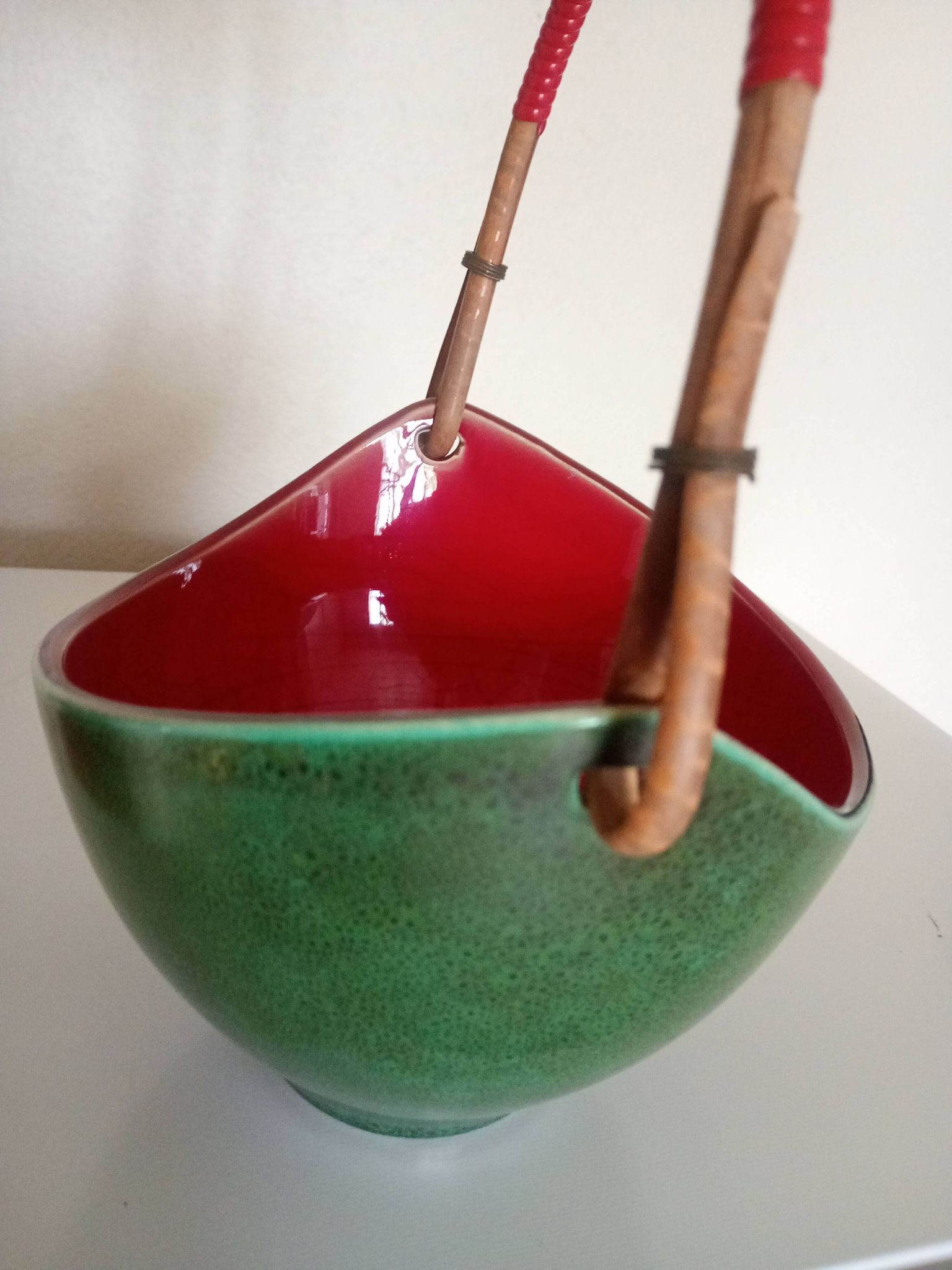 Leon elchinger soufflenheim - panier à fruits céramique rouge vert & anse