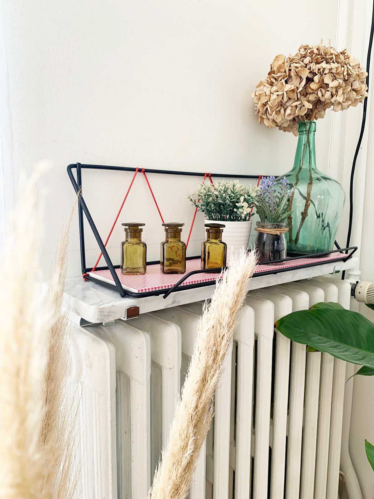 Scoubidou wall shelf