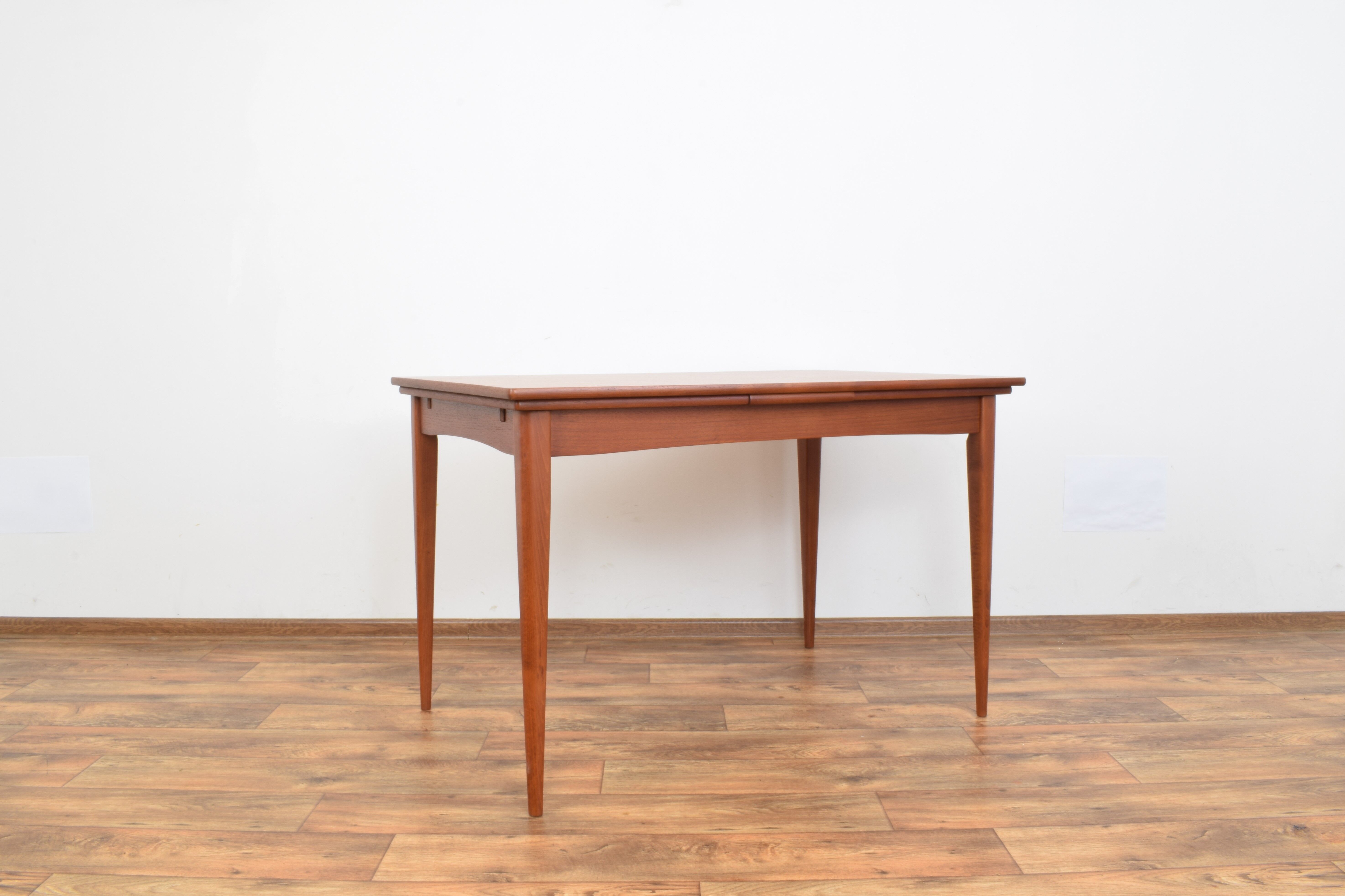 Extendable dining table from Friedrich A.